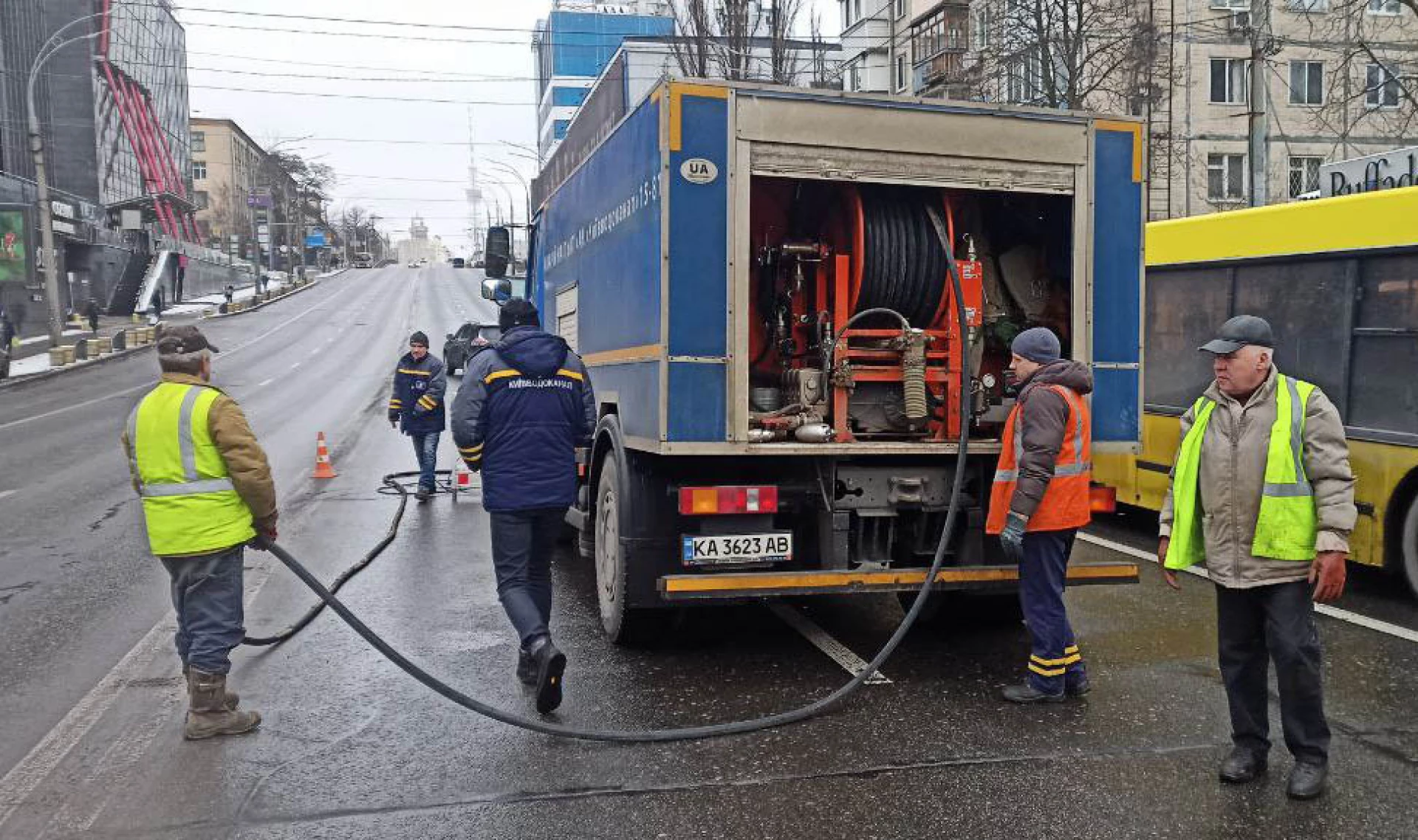 На Ушакова в Києві ліквідовують витік на магістралі: одна смуга перекрита