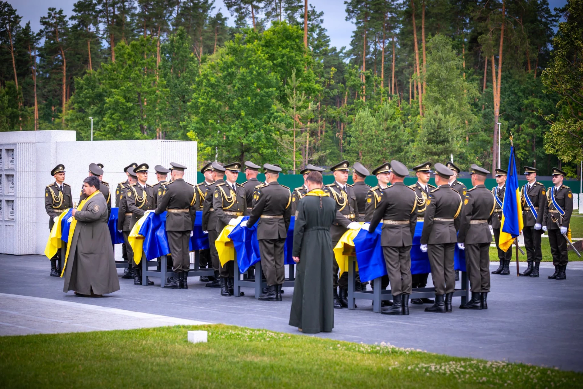 На меморіальному кладовищі в Києві поховали чотирьох невідомих українських воїнів