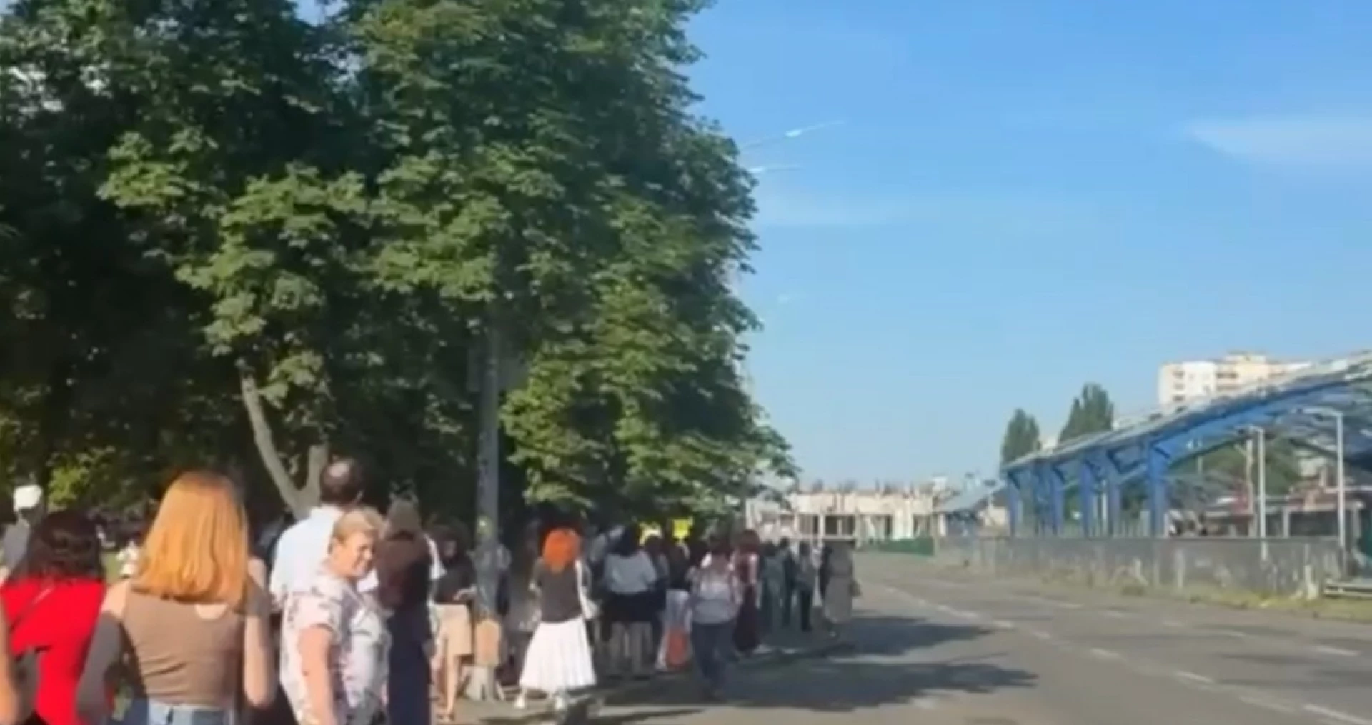 Люди штурмують зупинки: у Києві через аварію не ходять деякі трамваї
