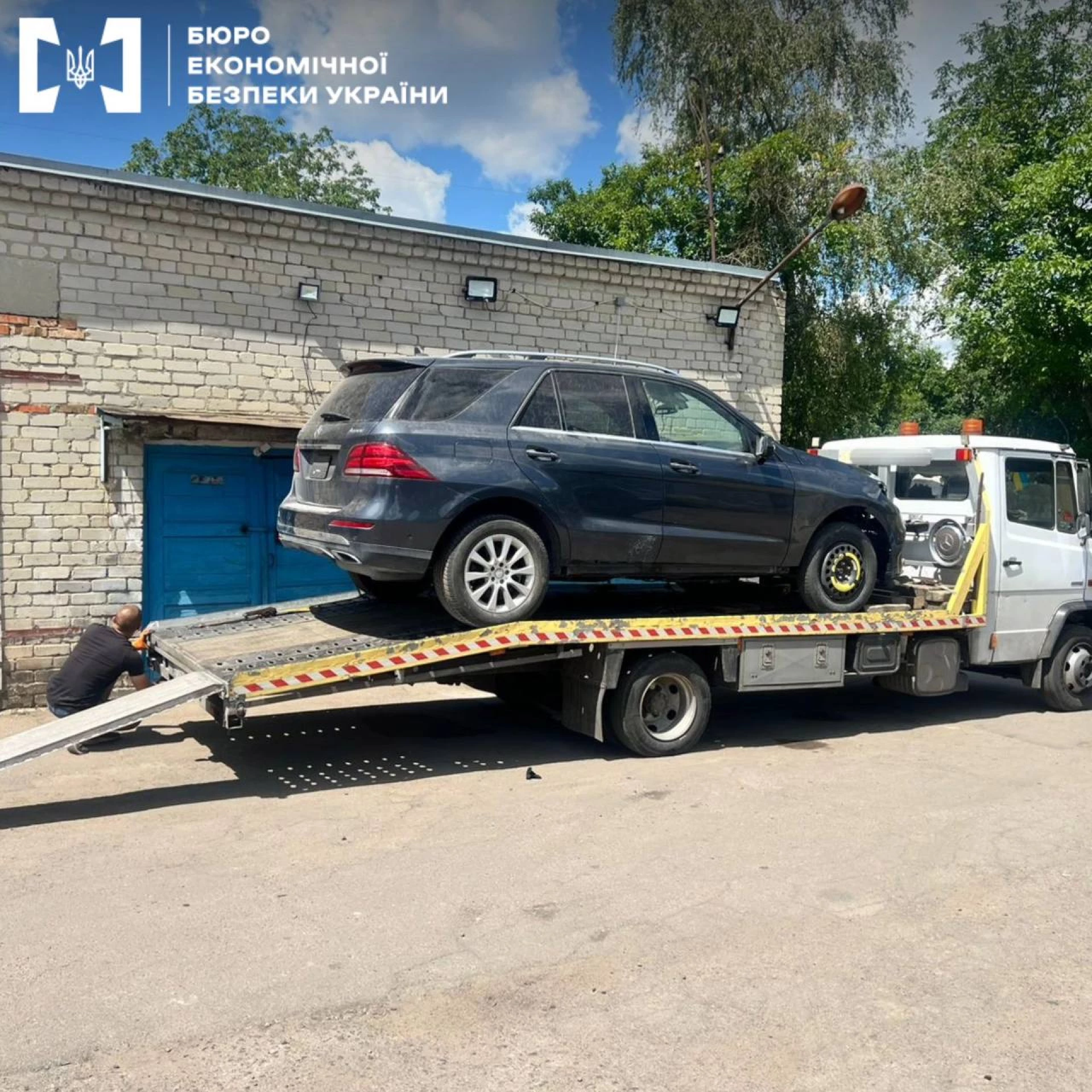 Понад 300 авто, ввезених як гуманітарну допомогу, виставили на продаж: у Києві викрили масштабну схему