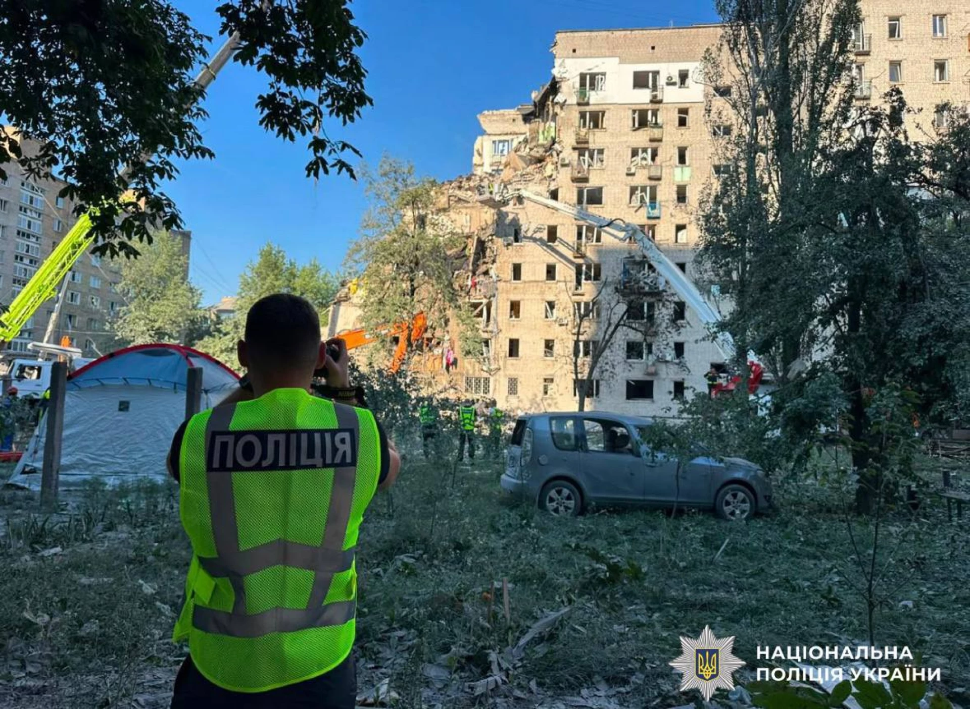 Поліцейські фіксують наслідки воєнного злочину РФ в Києві: фото