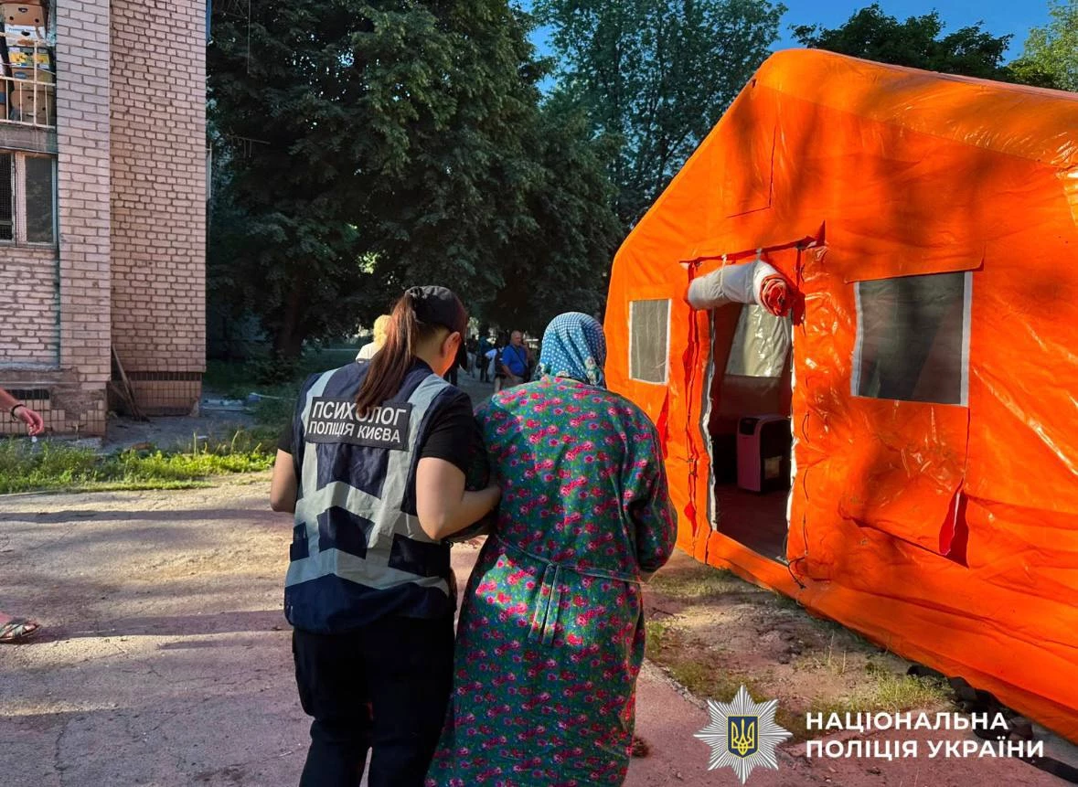 Поліцейські фіксують наслідки воєнного злочину РФ в Києві: фото