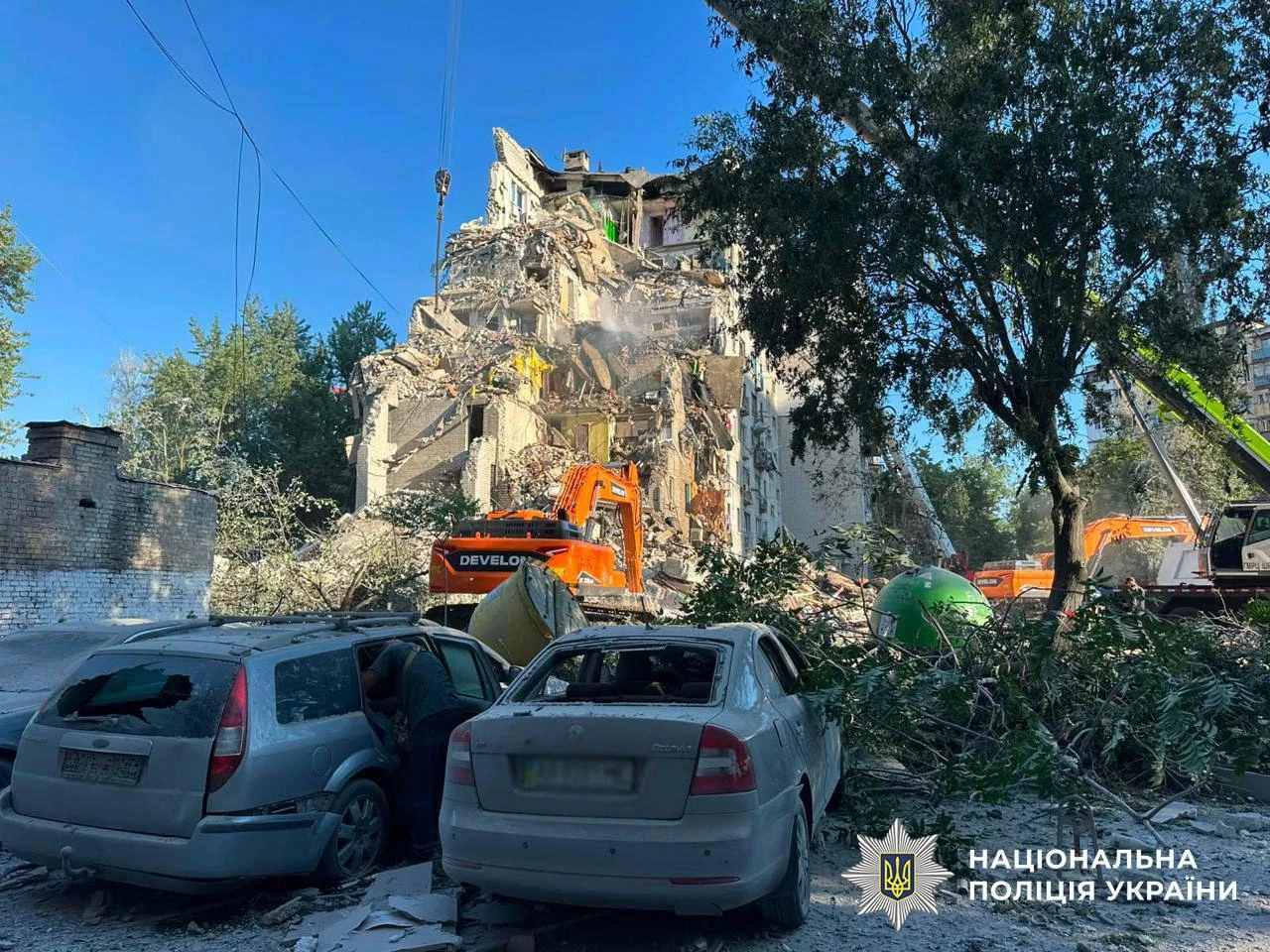 Поліцейські фіксують наслідки воєнного злочину РФ в Києві: фото