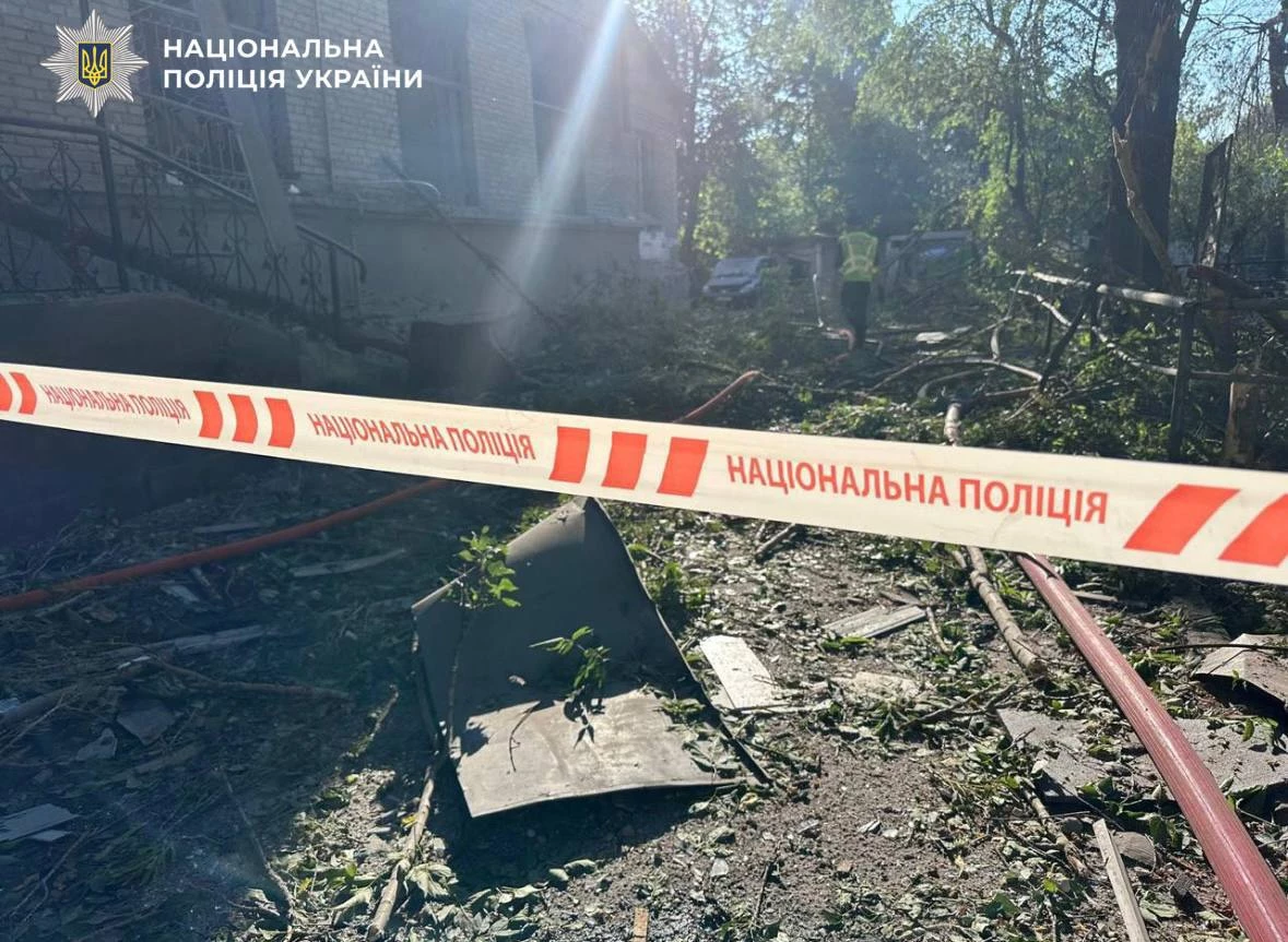 Поліцейські фіксують наслідки воєнного злочину РФ в Києві: фото