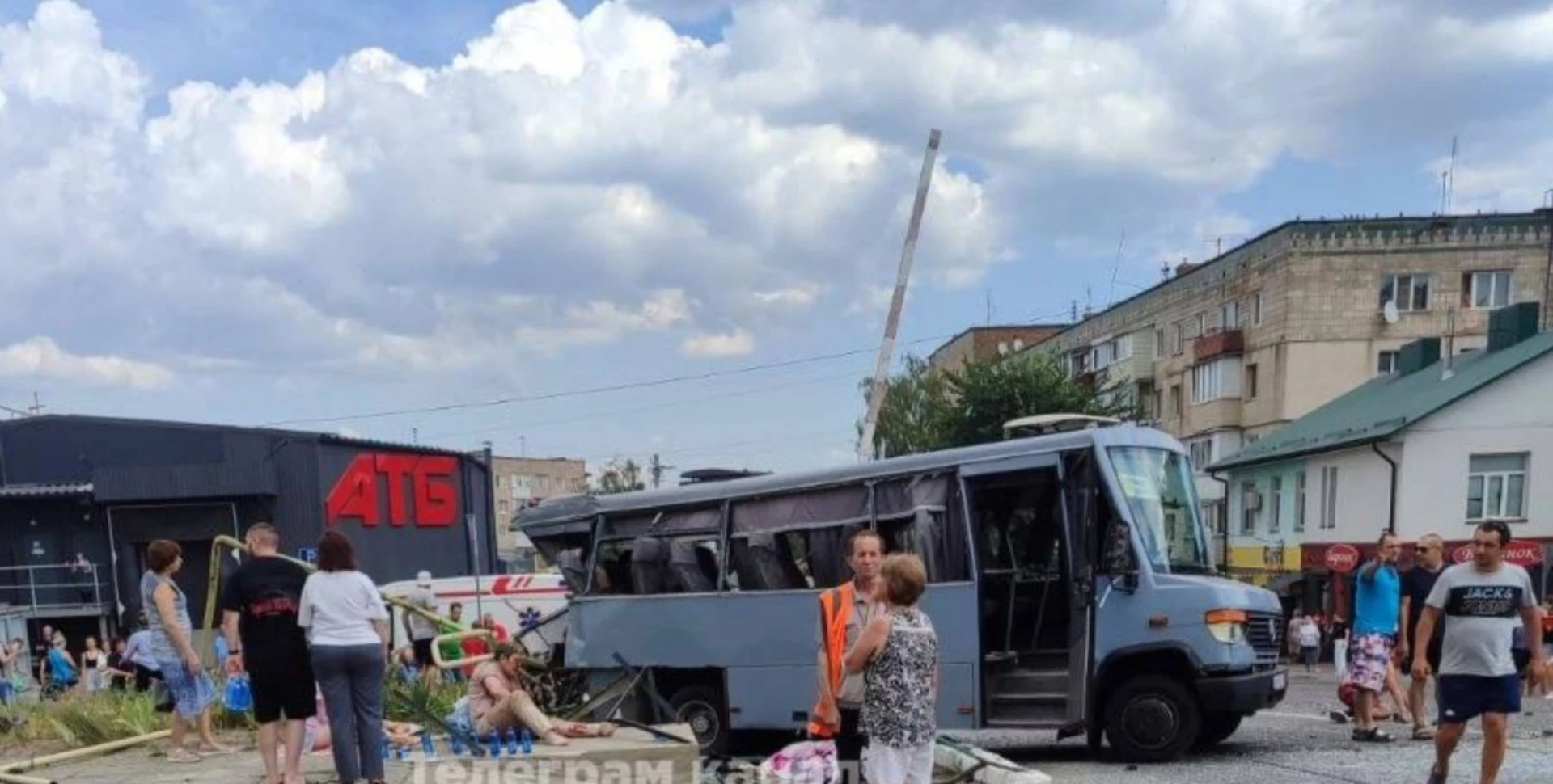 На залізничному переїзді в Рівненській області зіштовхнулись маршрутка та поїзд. Є жертви