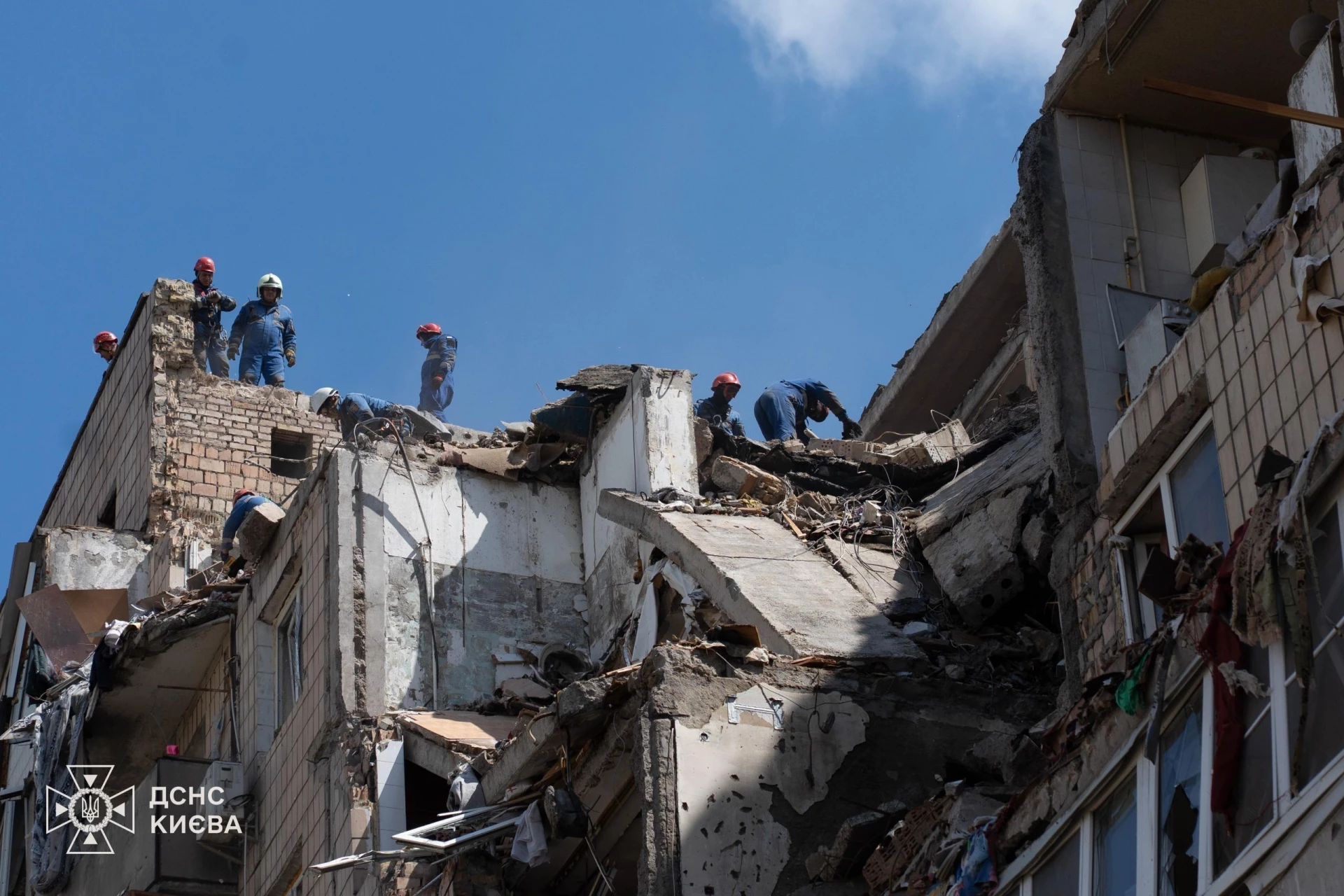 Кількість загиблих у Києві зросла до 13: з-під завалів деблокували тіло чоловіка