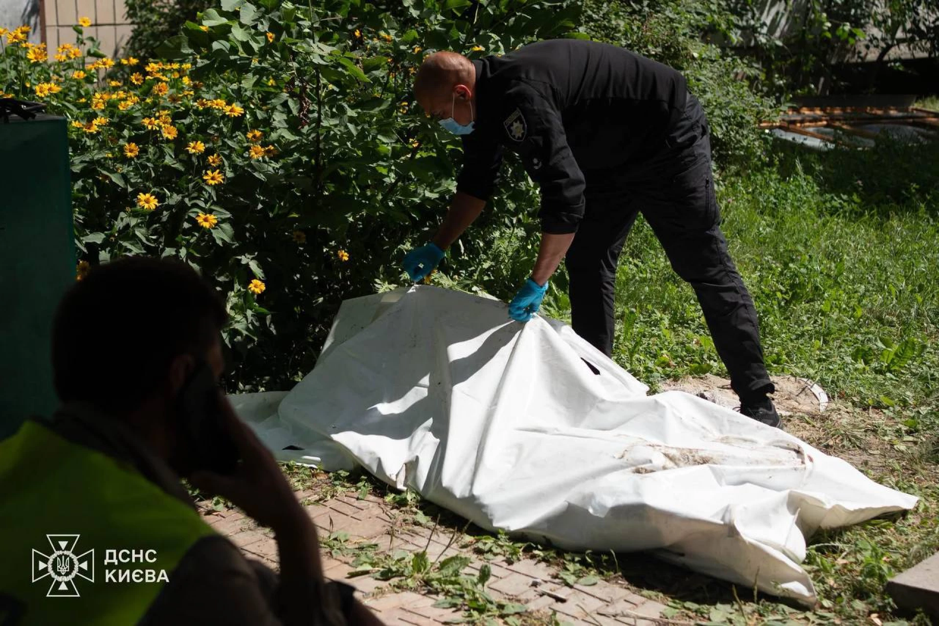Під завалами можуть бути люди: у Києві кількість жертв обстрілу знову зросла