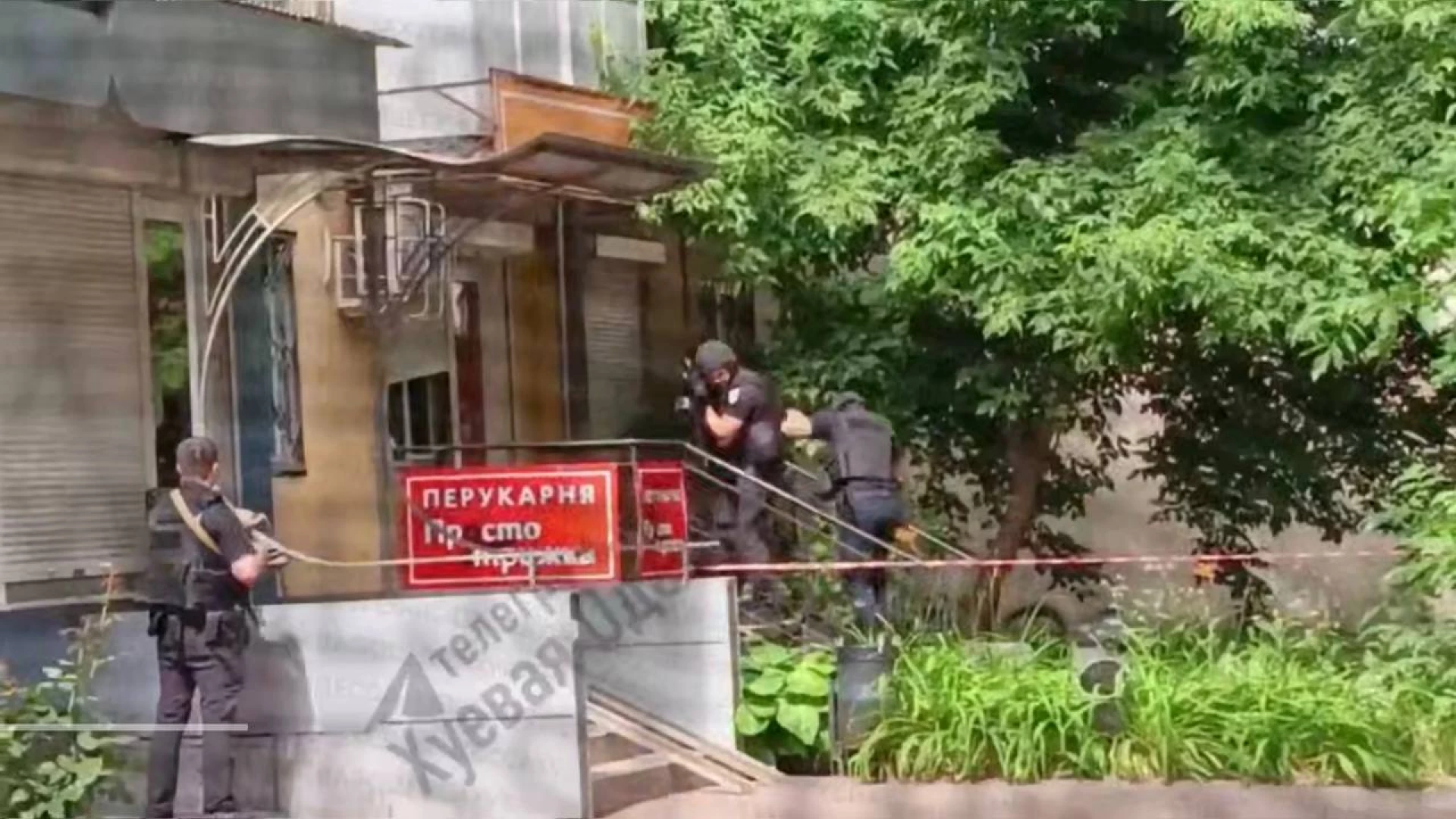 В Одесі чоловік взяв людей у заручники в перукарні