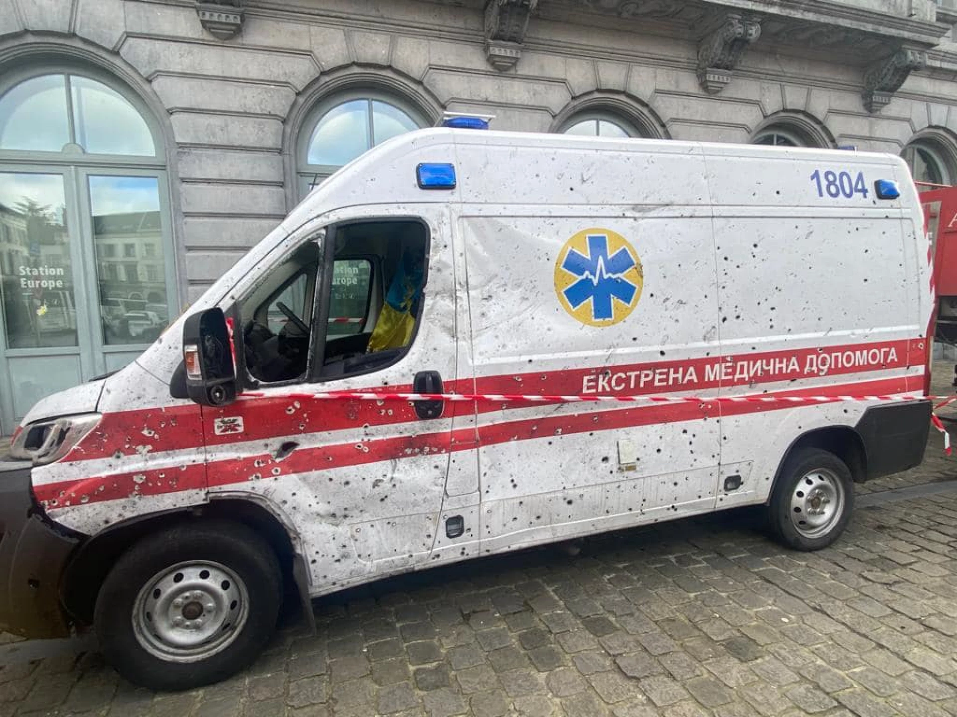 Двоє працівників екстреної медичної допомоги постраждали під час атаки на Київ