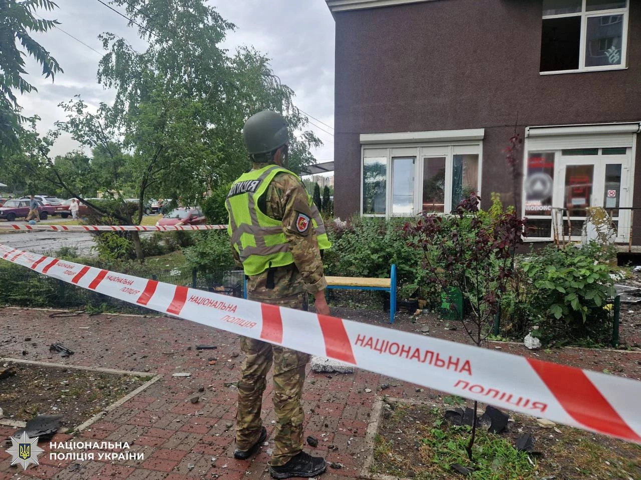 Правоохоронці фіксують наслідки ворожої атаки у Києві. ФОТО