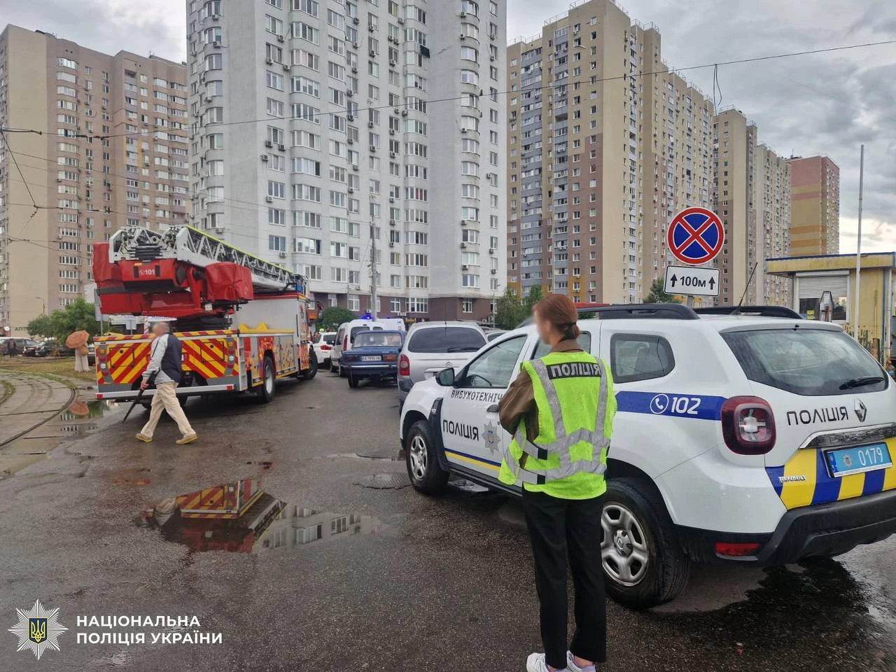 Правоохоронці фіксують наслідки ворожої атаки у Києві. ФОТО