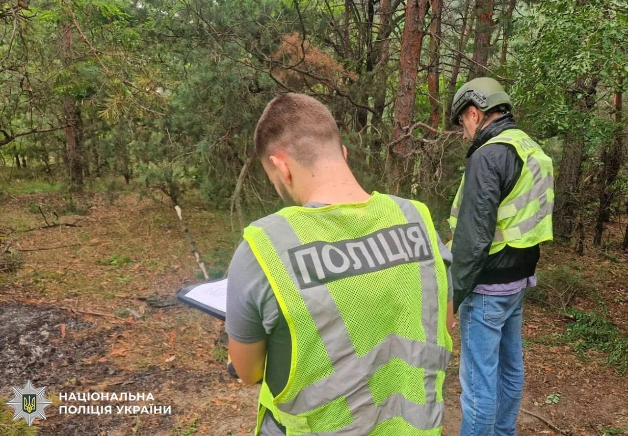 Правоохоронці фіксують наслідки ворожої атаки у Києві. ФОТО