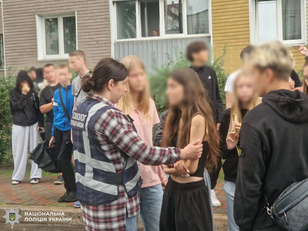 Правоохоронці фіксують наслідки ворожої атаки у Києві. ФОТО