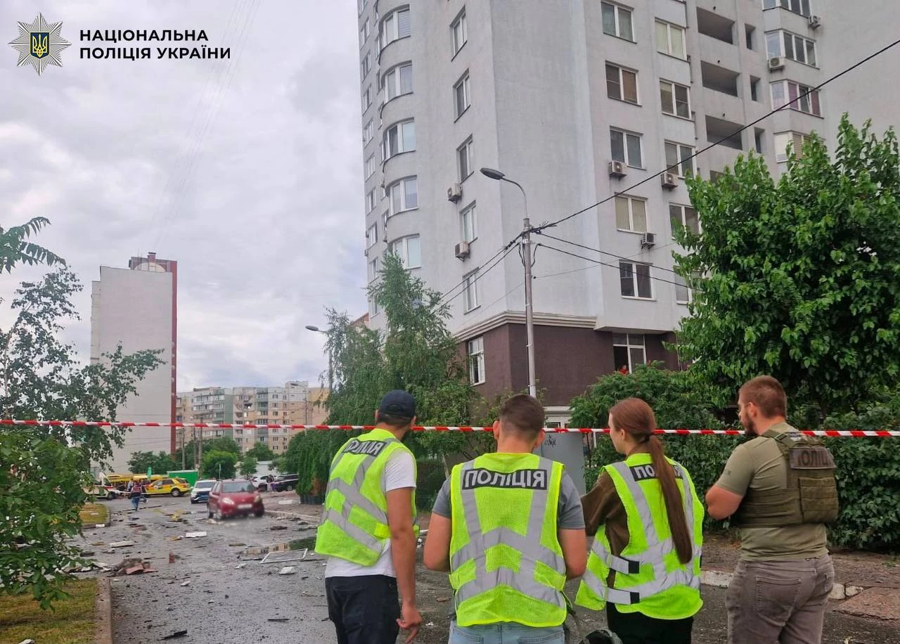 Правоохоронці фіксують наслідки ворожої атаки у Києві. ФОТО