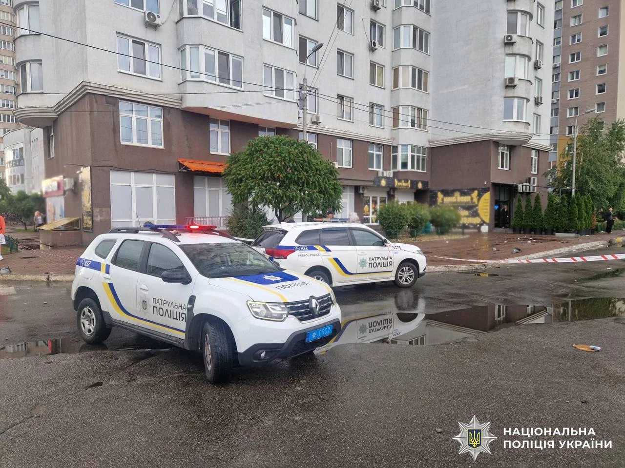 Правоохоронці фіксують наслідки ворожої атаки у Києві. ФОТО