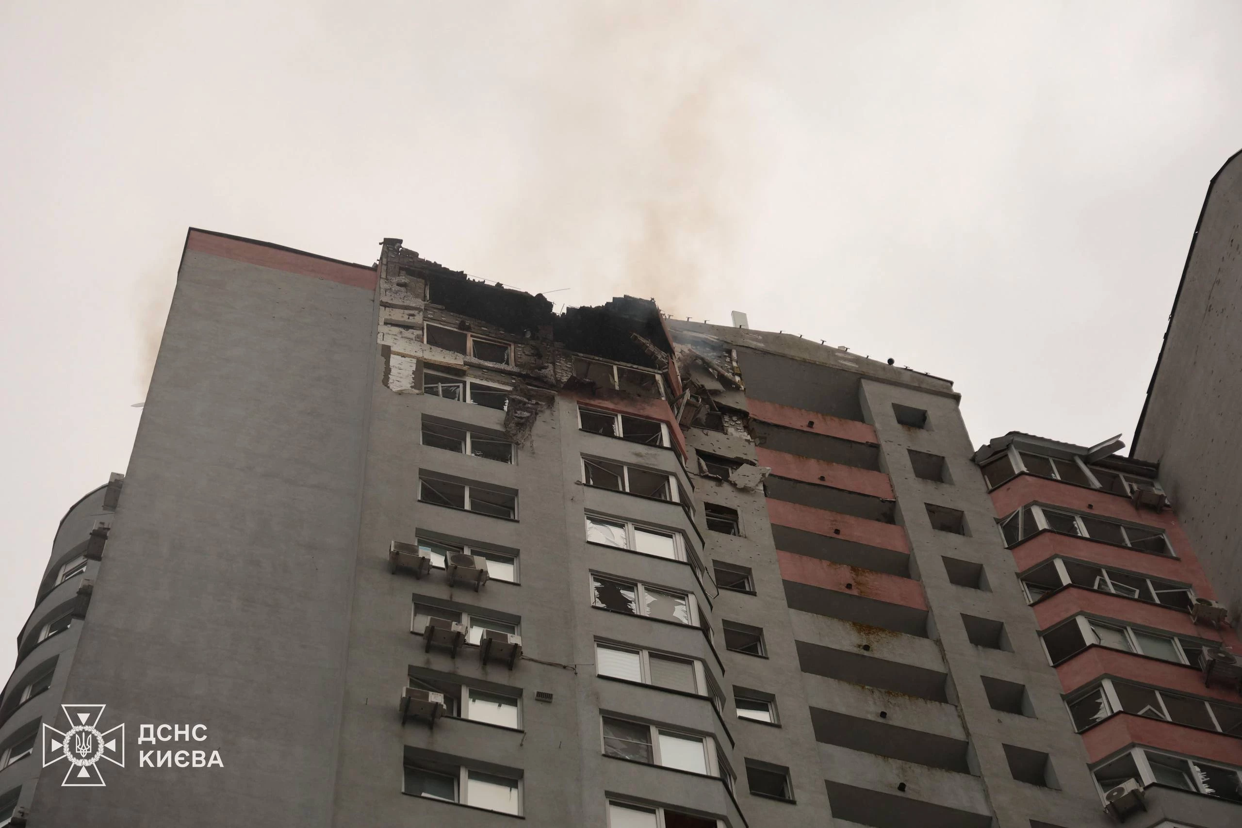 Правоохоронці фіксують наслідки ворожої атаки у Києві. ФОТО