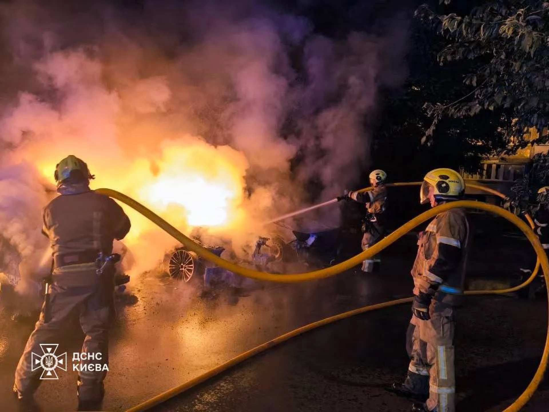 У Печерському районі Києва вночі згорів BMW, вогонь перекинувся ще на два авто
