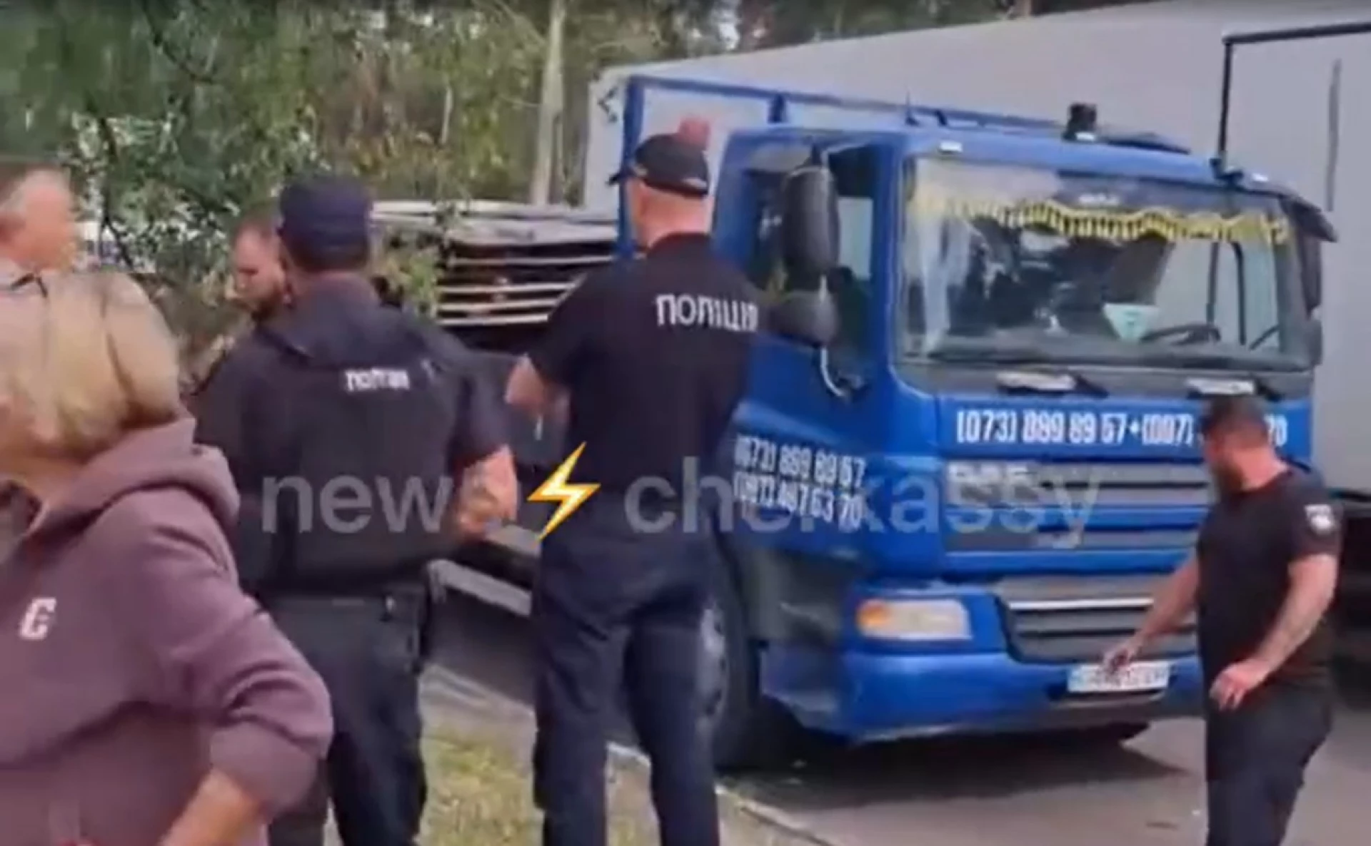 На Лісовій Просіці черкасці заблокували техніку з будматеріалами