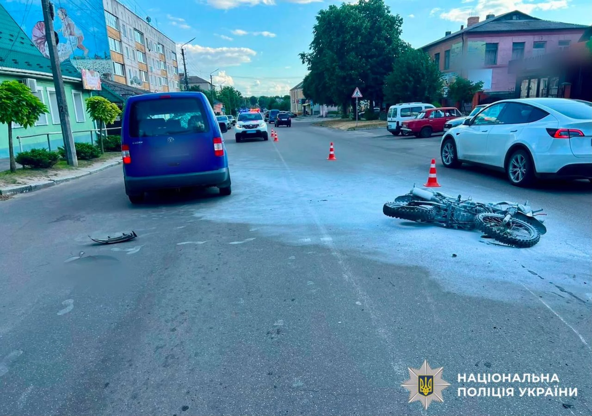 На Київщині Volkswagen зіткнувся з мотоциклом: двоколісний транспорт загорівся, 17-річного водія госпіталізували