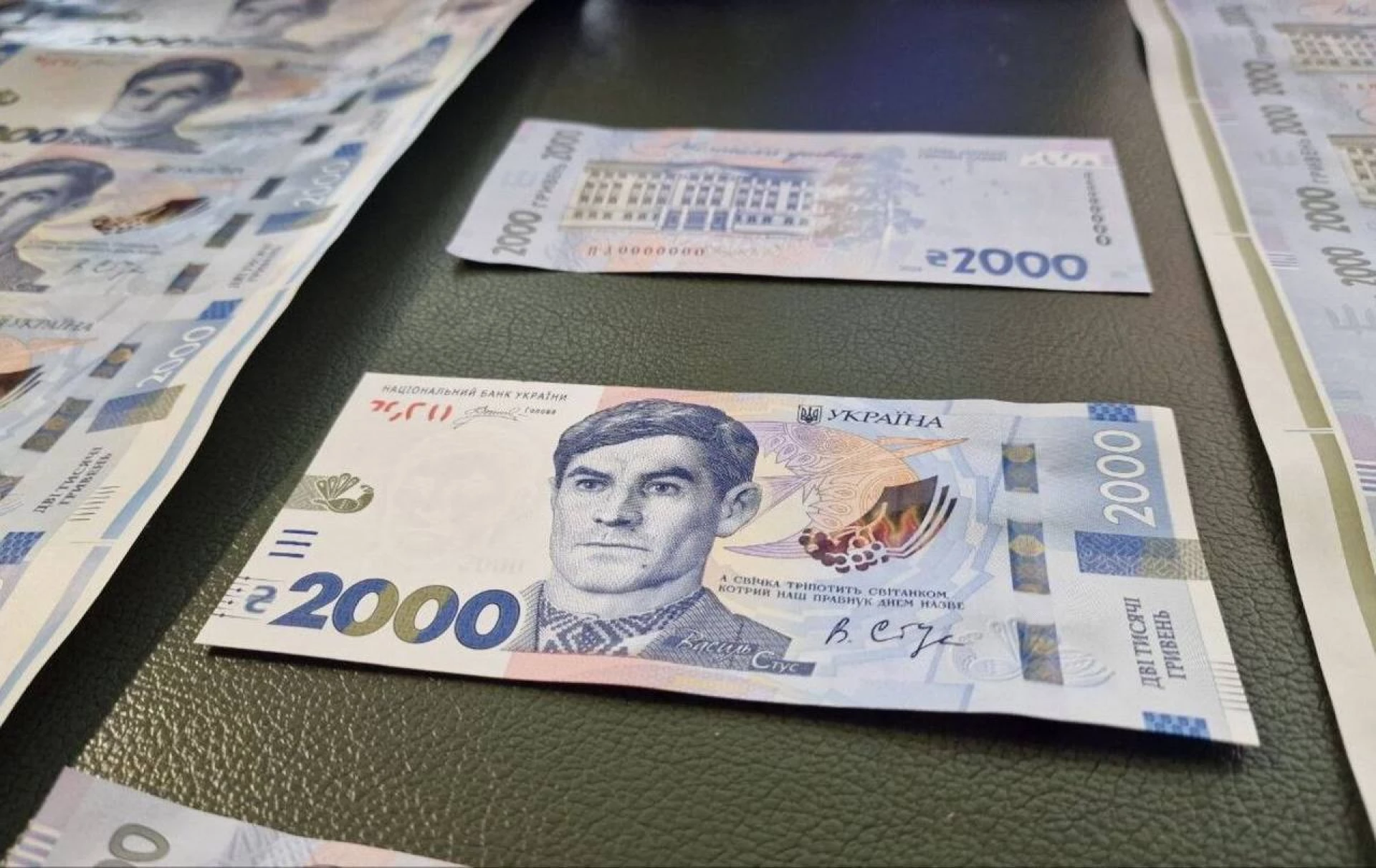 В Україні вводять нову банкноту 2000 гривень із Василем Стусом