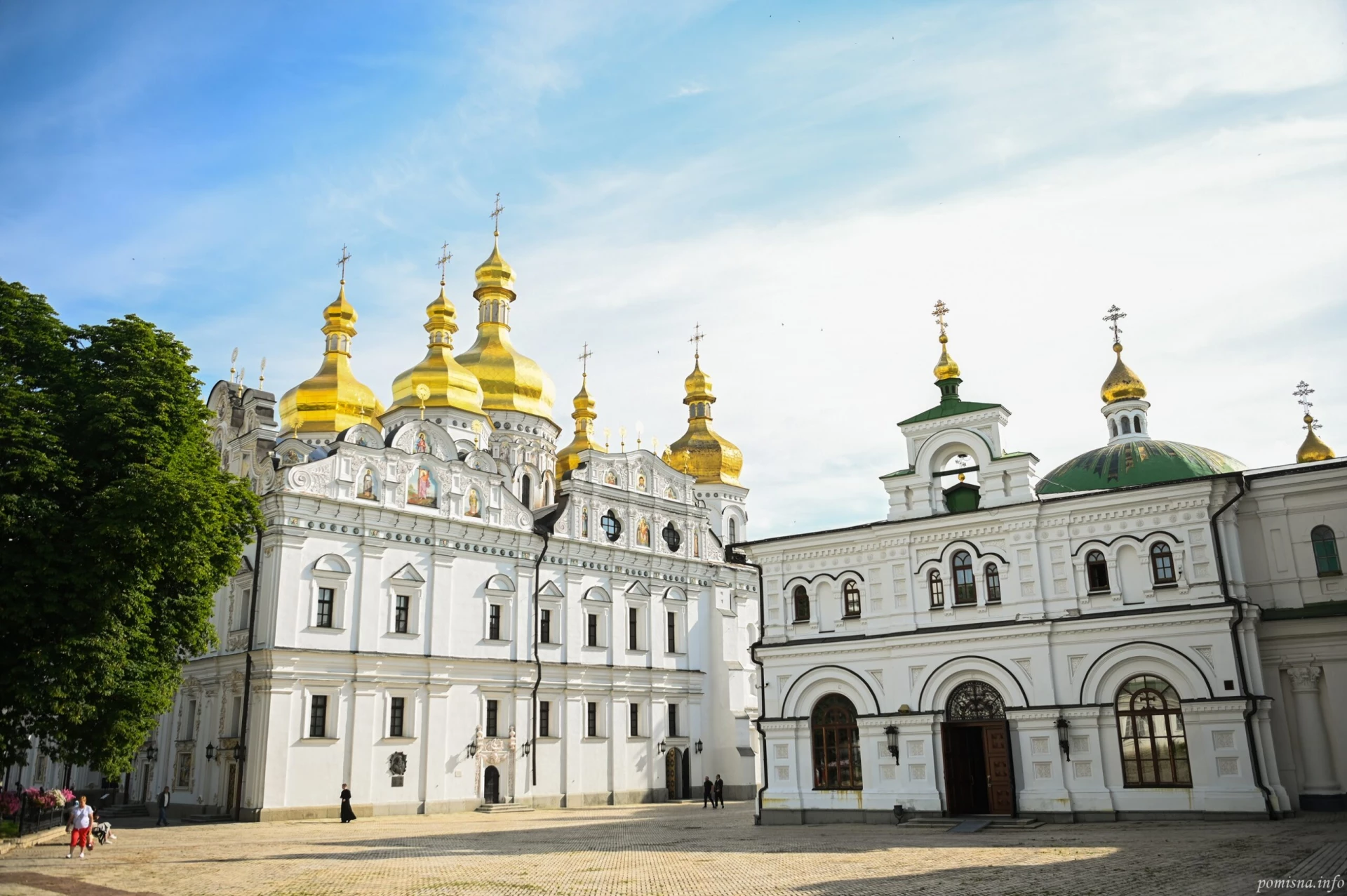 В Києво-Печерській лаврі відслужили перше богослужіння після обстрілу рф