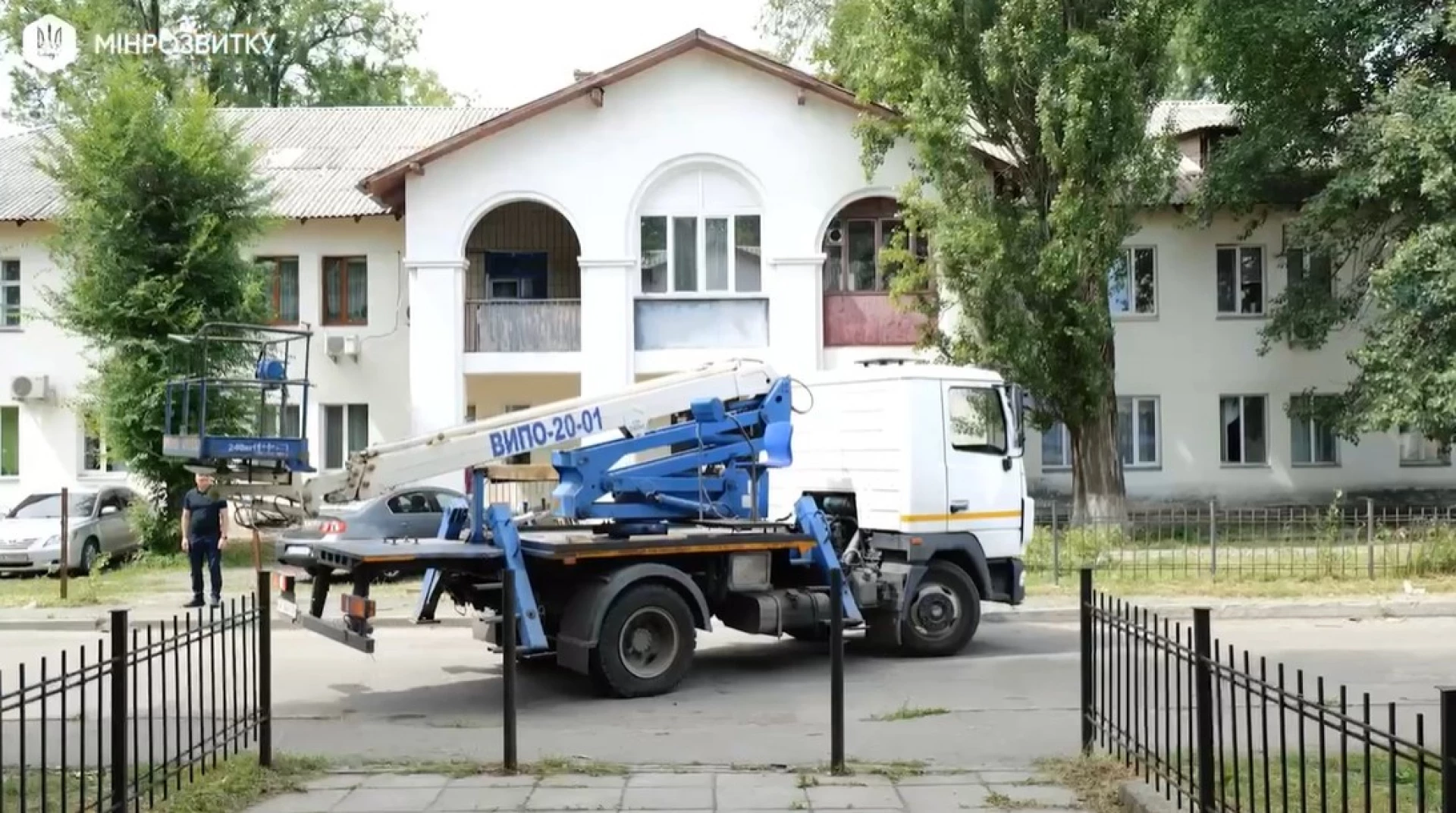 Залізничники з усієї країни відновлюють пошкоджені обстрілом гуртожитки у Вишневому