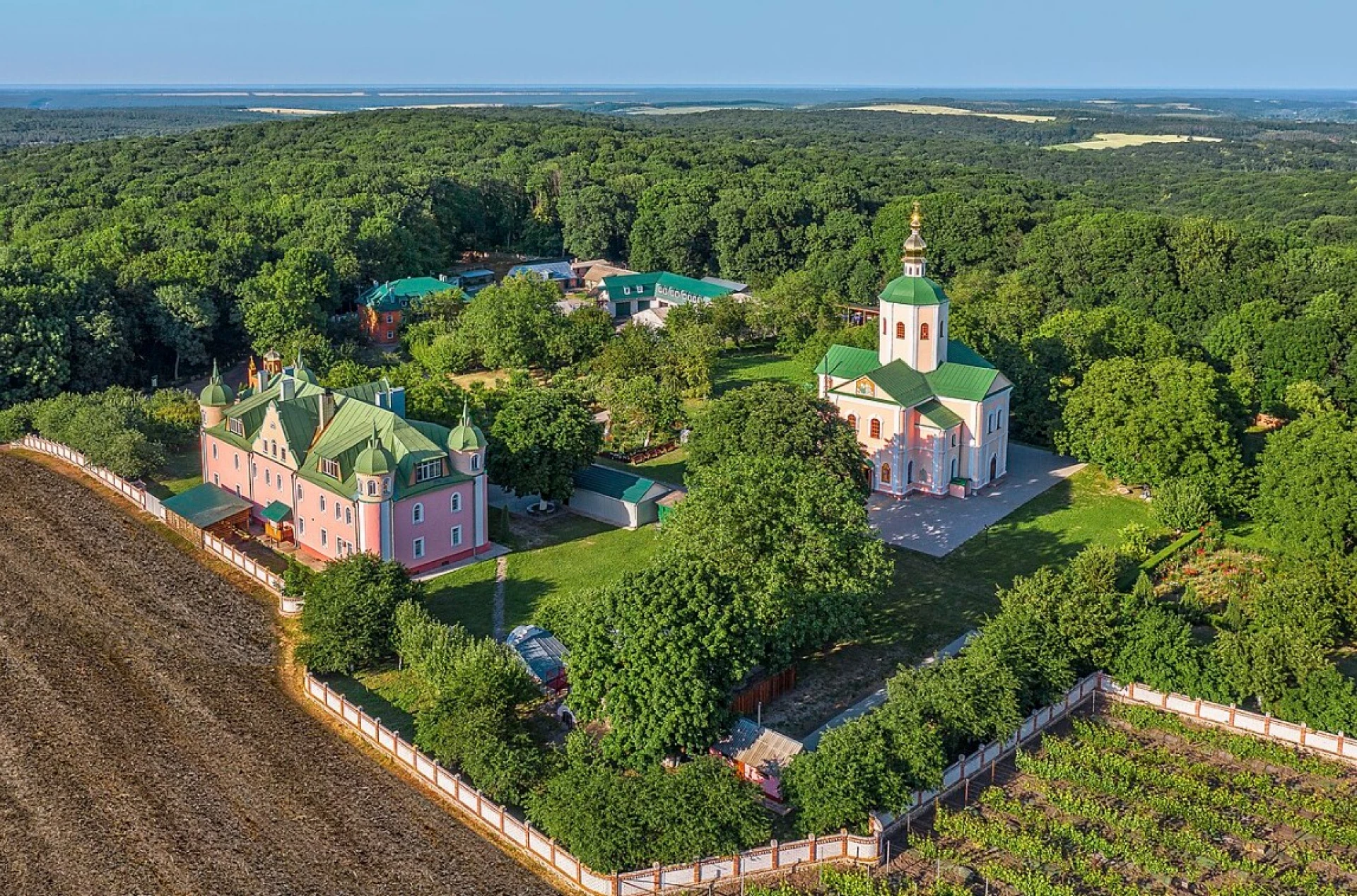 Мотронинський монастир у Холодному Яру: історія козацької святині, контакти та правила відвідування