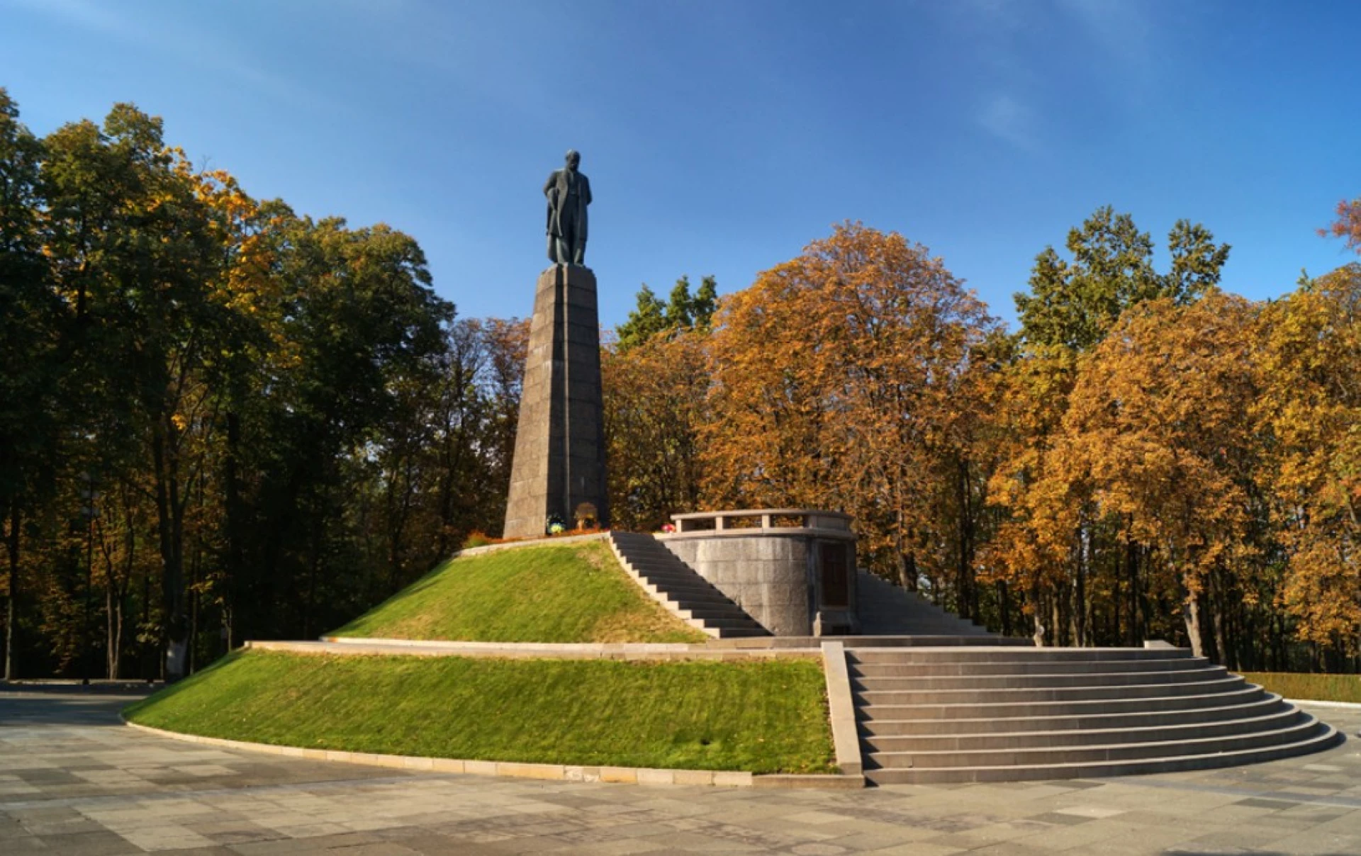 Де знаходиться могила Тараса Шевченка: від петербурзького кладовища до канівських круч