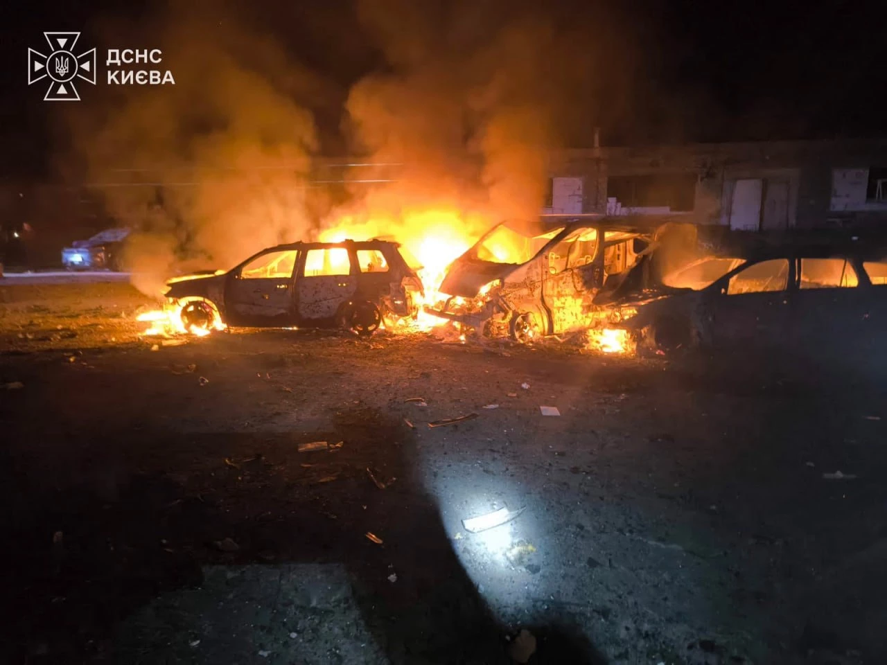Внаслідок обстрілу рф в Києві виникли пожежі в 3 районах