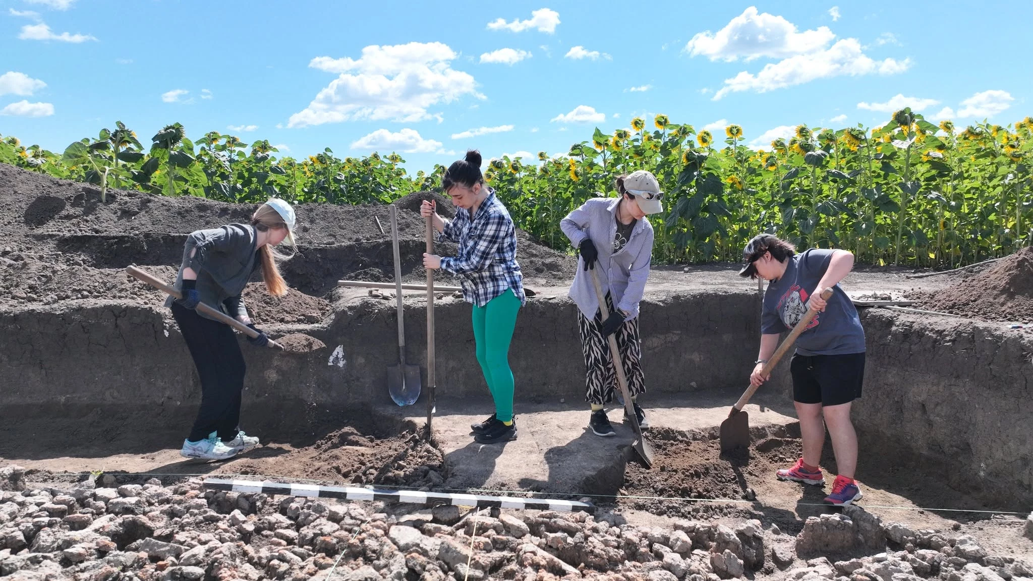 Величезні широкі кістки виявили археологи на Черкащині. Кому вони могли належати? Фото