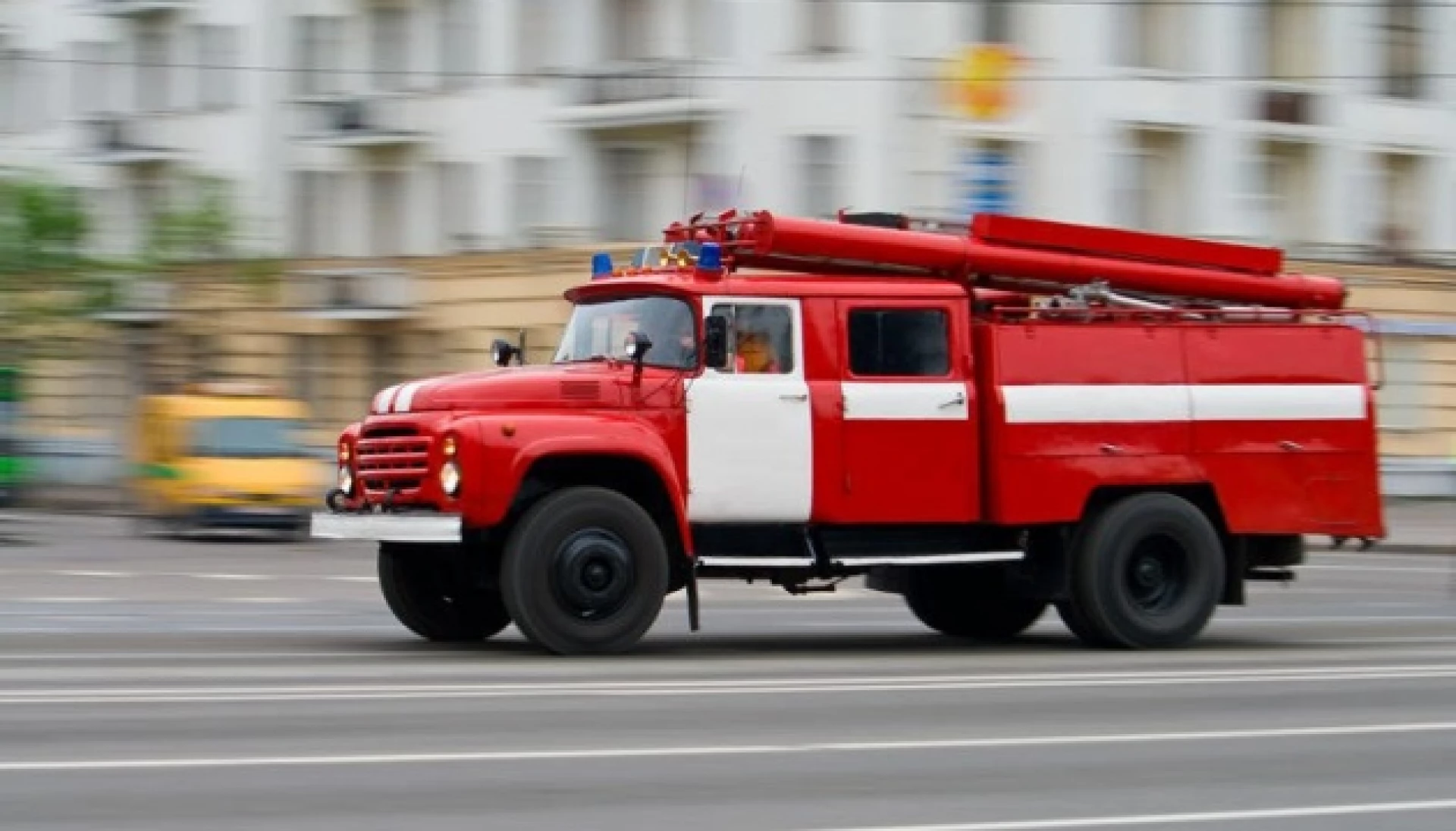 У Києві ліквідували пожежу після падіння уламків БпЛА