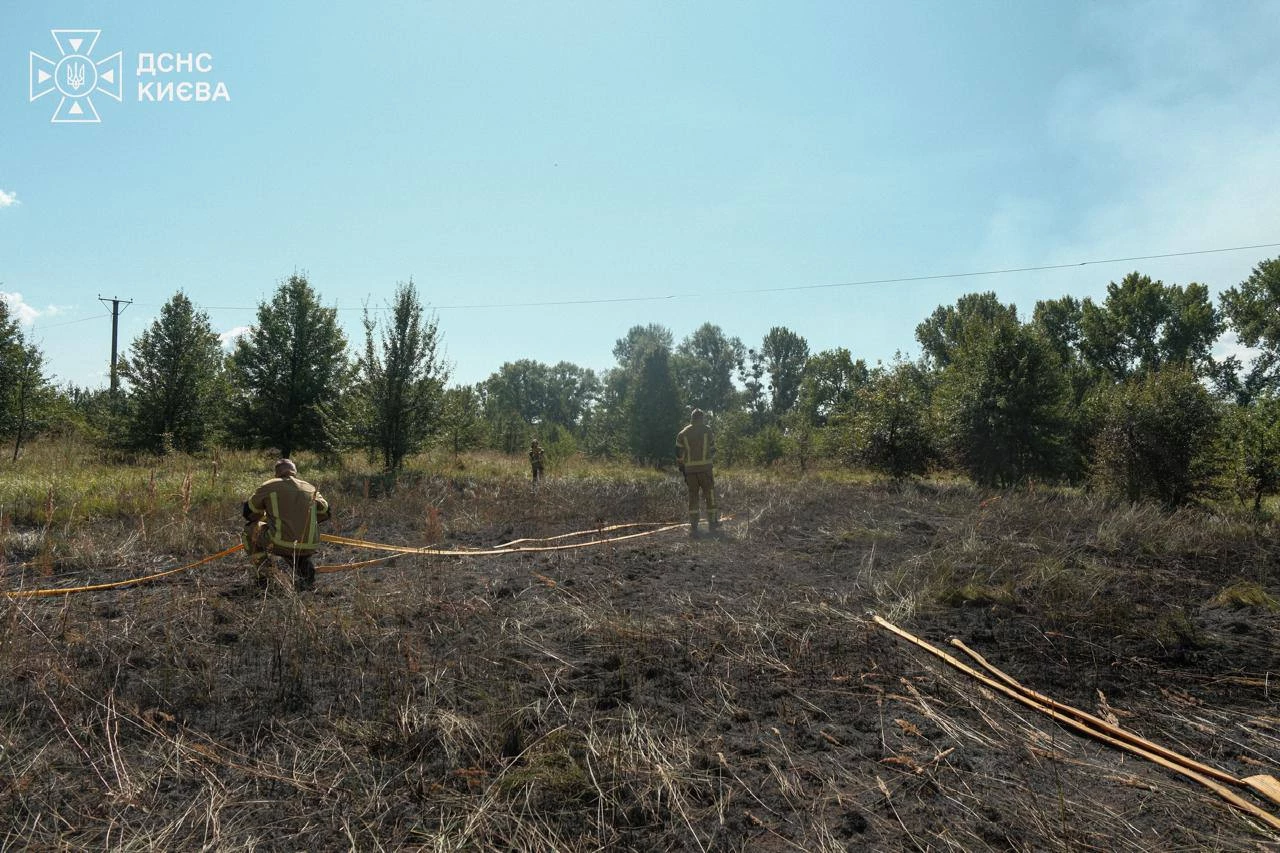 Рятувальники показали ліквідацію пожежі в Києві після атаки дронів рф: ФОТО