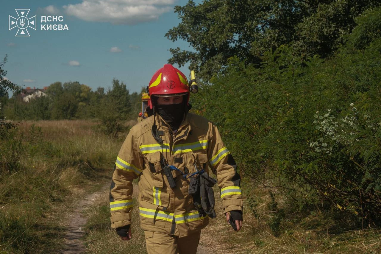 Рятувальники показали ліквідацію пожежі в Києві після атаки дронів рф: ФОТО