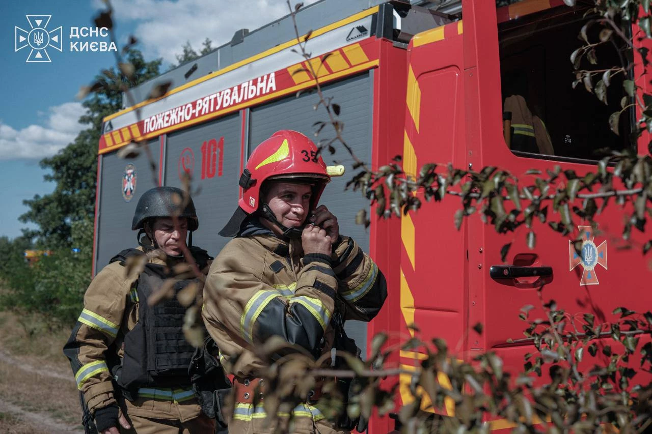 Рятувальники показали ліквідацію пожежі в Києві після атаки дронів рф: ФОТО