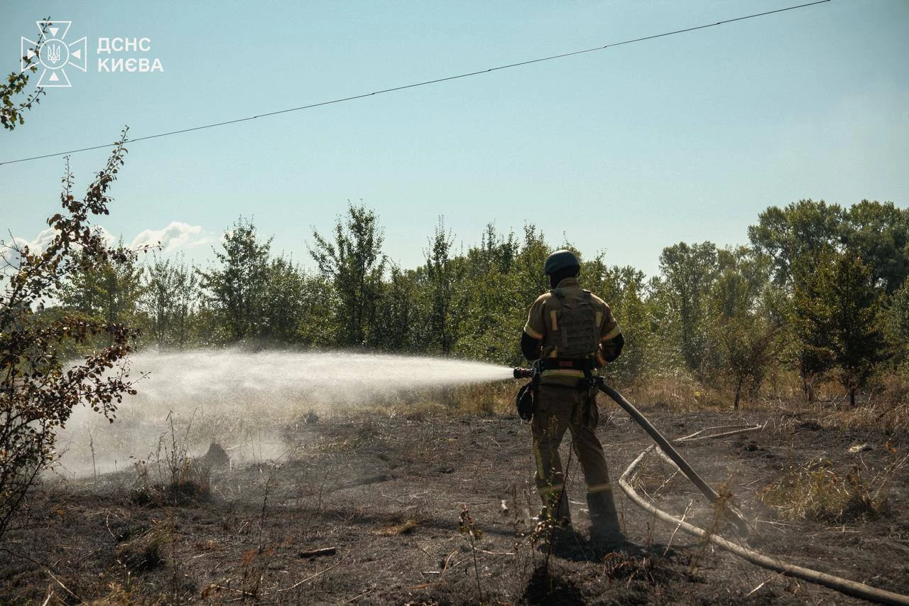 Рятувальники показали ліквідацію пожежі в Києві після атаки дронів рф: ФОТО