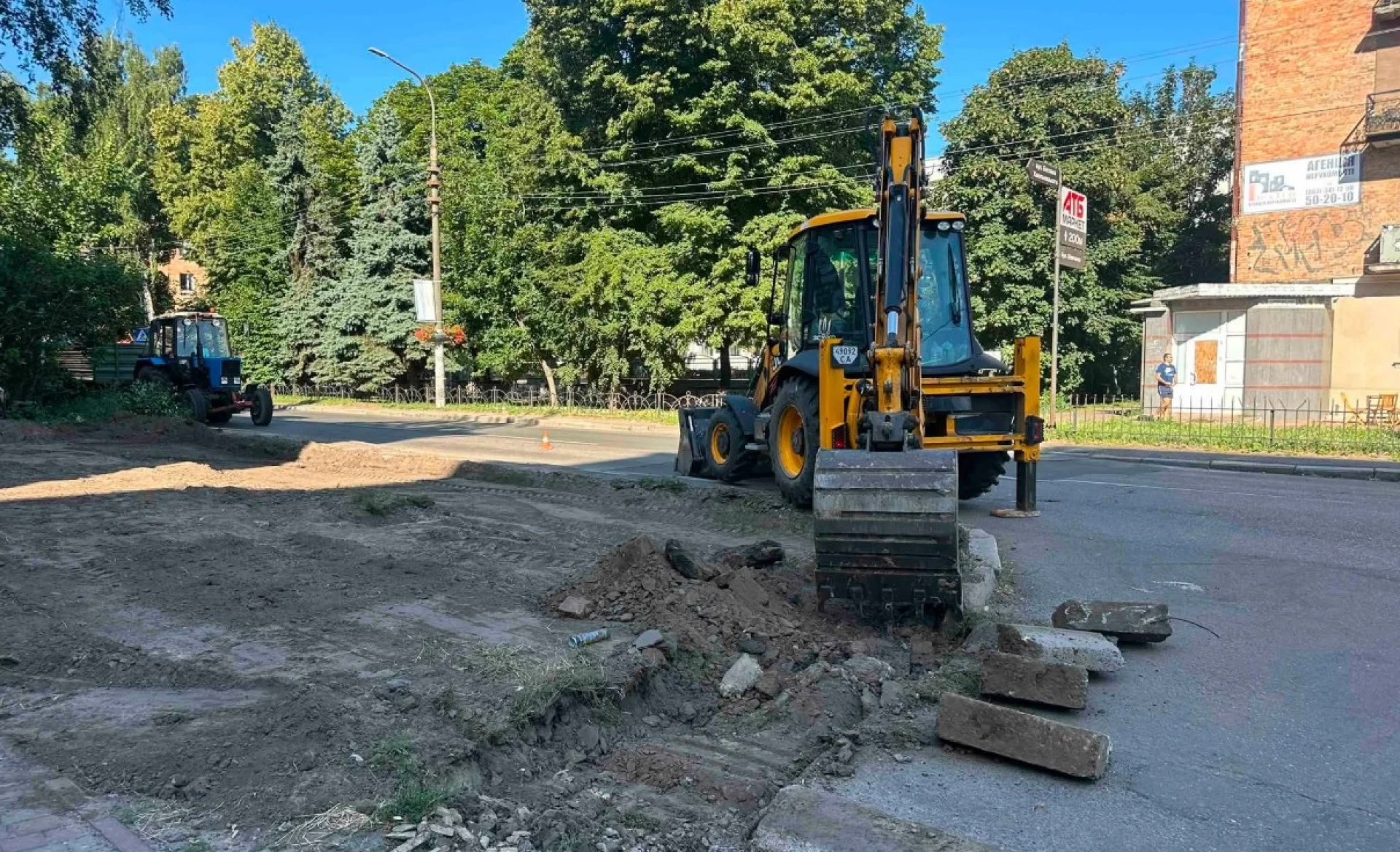 Нову парковку облаштовують на вулиці Небесної Сотні
