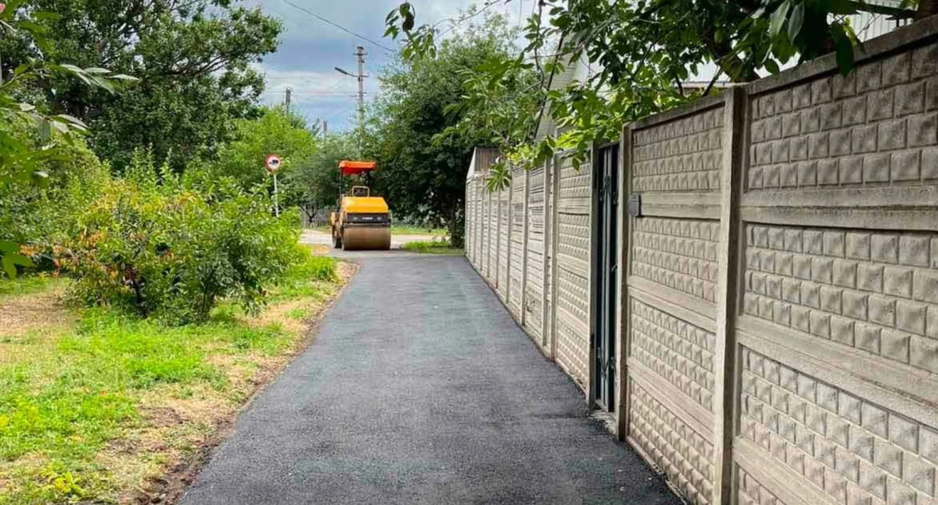 Постелили тротуар на вулиці Різдвяній у Черкасах