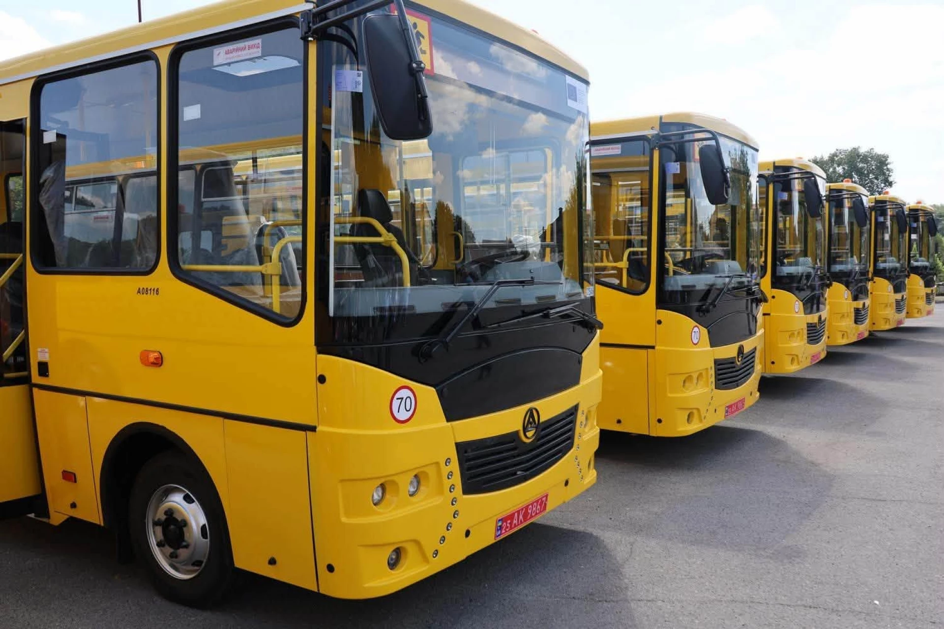 На Київщині десять громад отримали нові шкільні автобуси