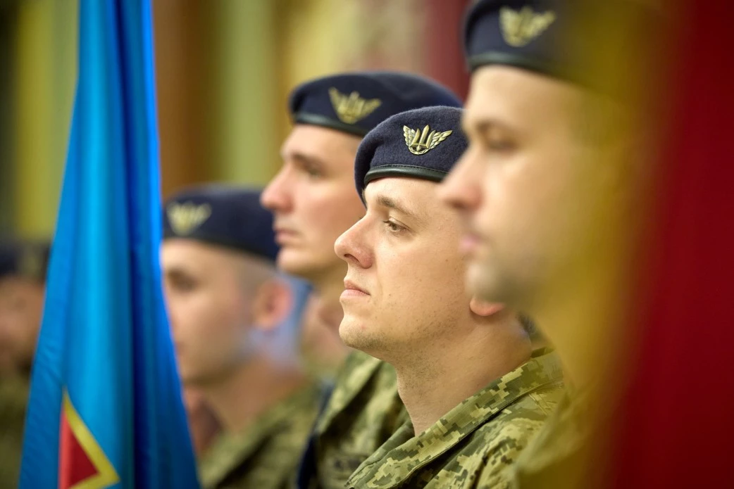 Зеленський відзначив орденами та медалями захисників неба