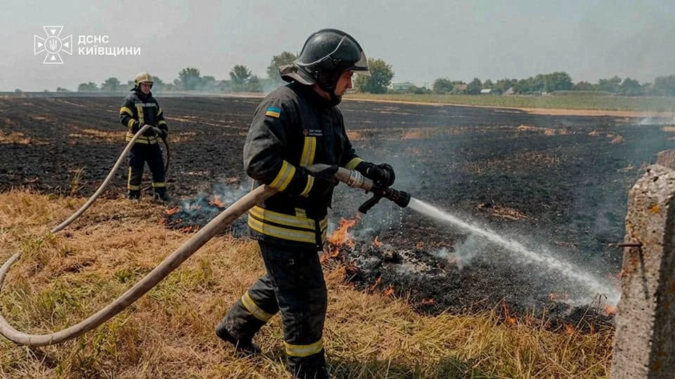 Рятувальники на Київщині ліквідували займання стерні, на місці виявили загиблого