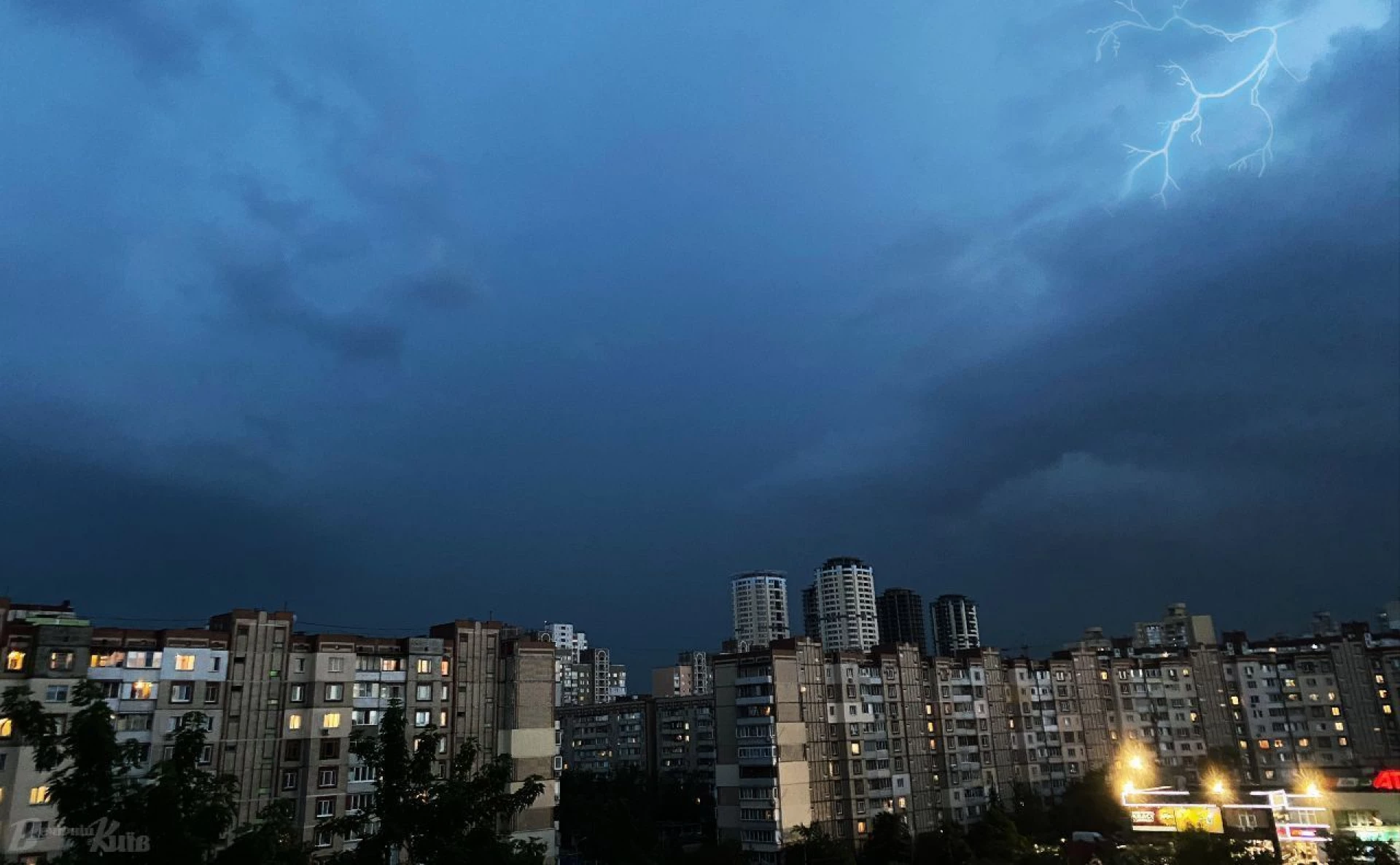 Синоптики попереджають киян та жителів області про грозу