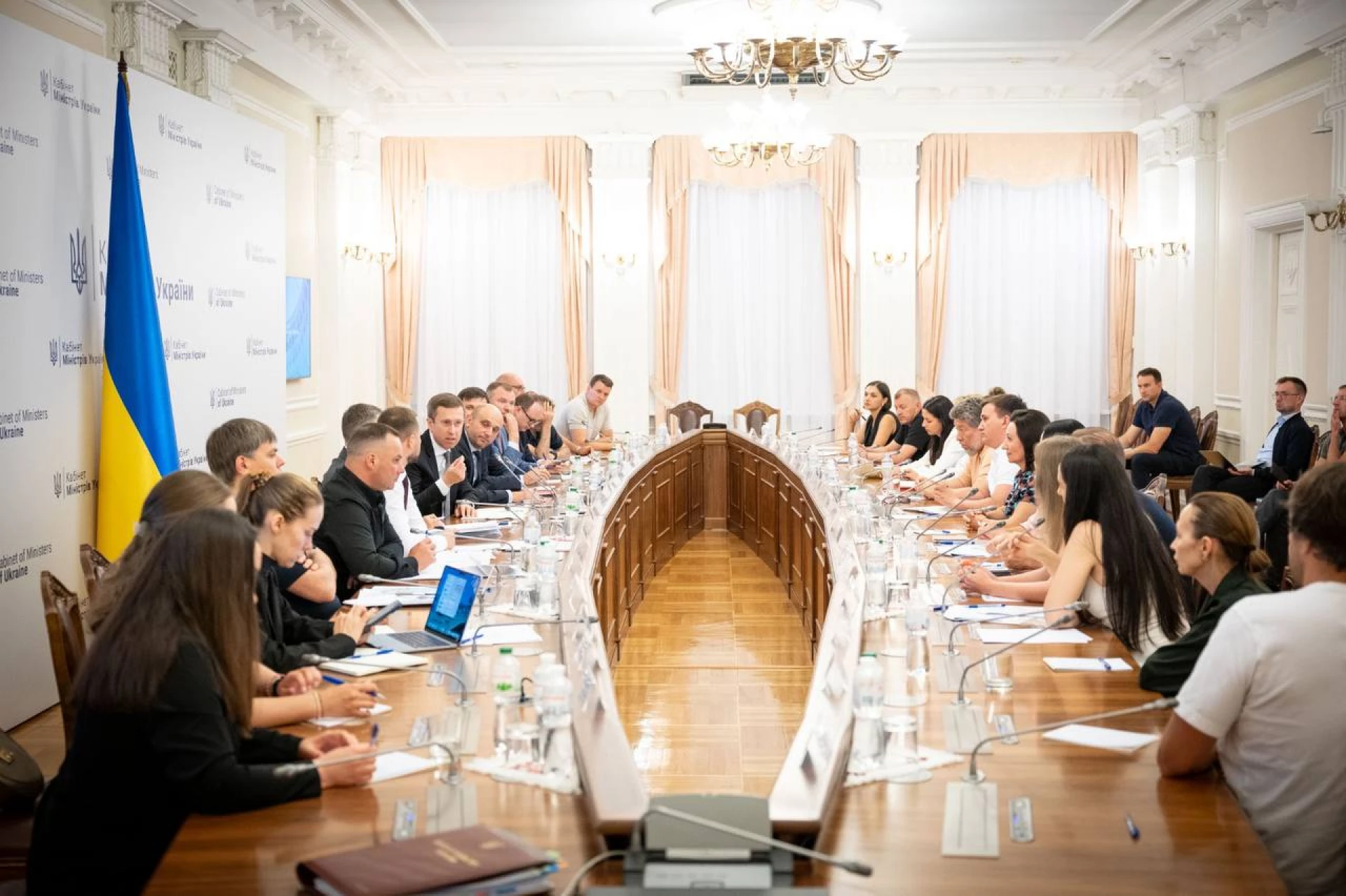 Безперебійне постачання ліків і продуктів: Уряд і ритейл провели антикризову нараду через атаки рф