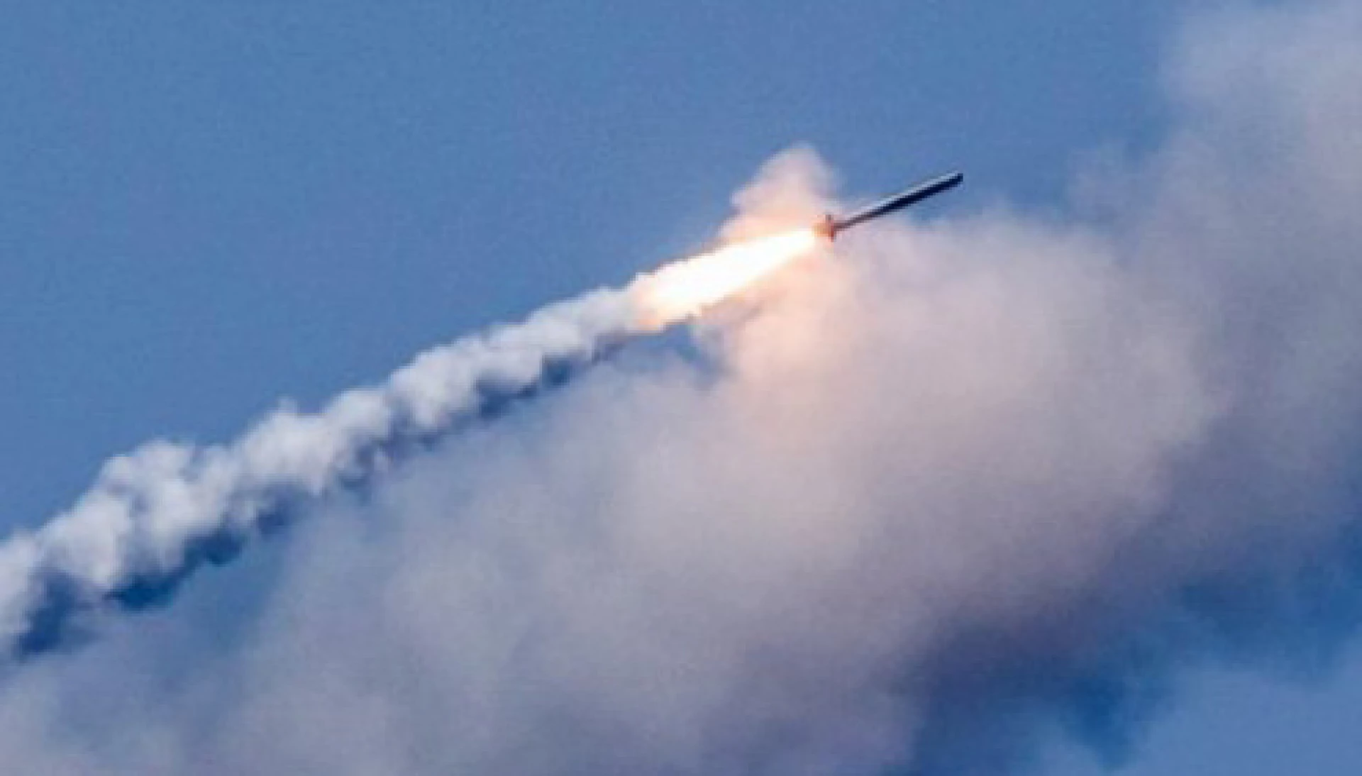 У Києві прогриміли вибухи, після атаки рф виникли пожежі