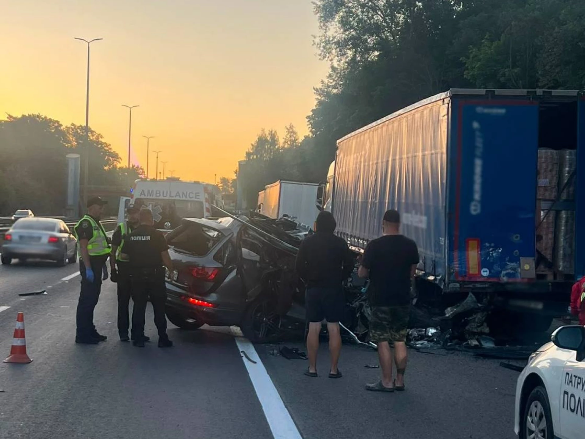 У Києві Audi врізалася у вантажівку: загинули жінка та 2-річна дитина