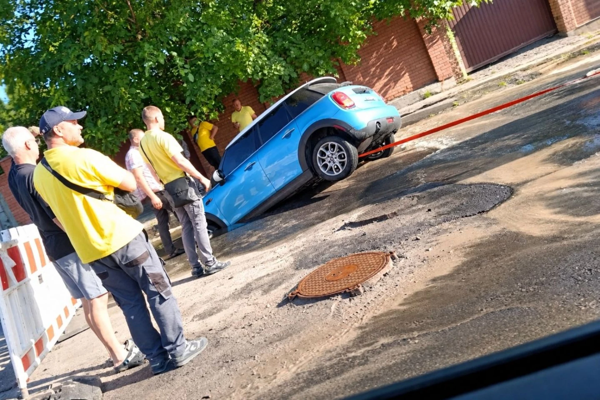 На Білицькій у Києві стався витік води та утворилося провалля: рух обмежено