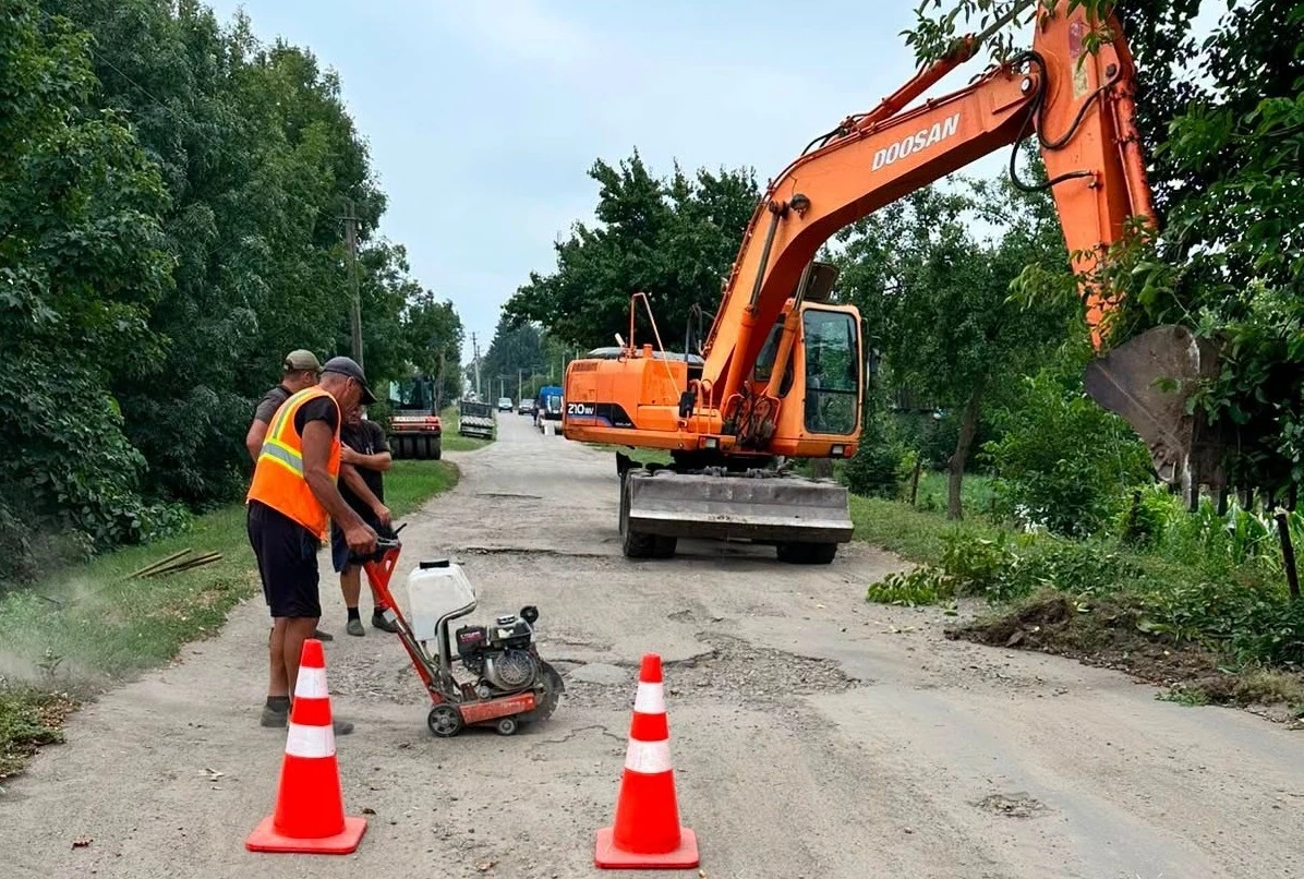У селах на Черкащині підприємці допомогли поремонтувати дороги. Фото
