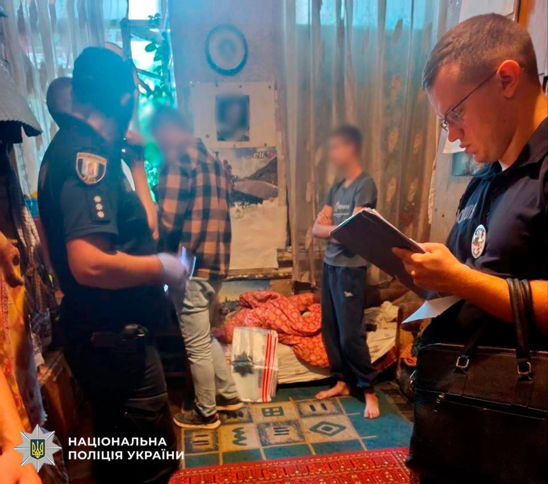 Били ножем та кастетом: поліцейські затримали неповнолітніх, які нападали на жінок у центрі Києва