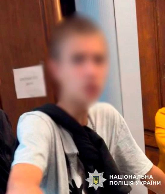 Били ножем та кастетом: поліцейські затримали неповнолітніх, які нападали на жінок у центрі Києва