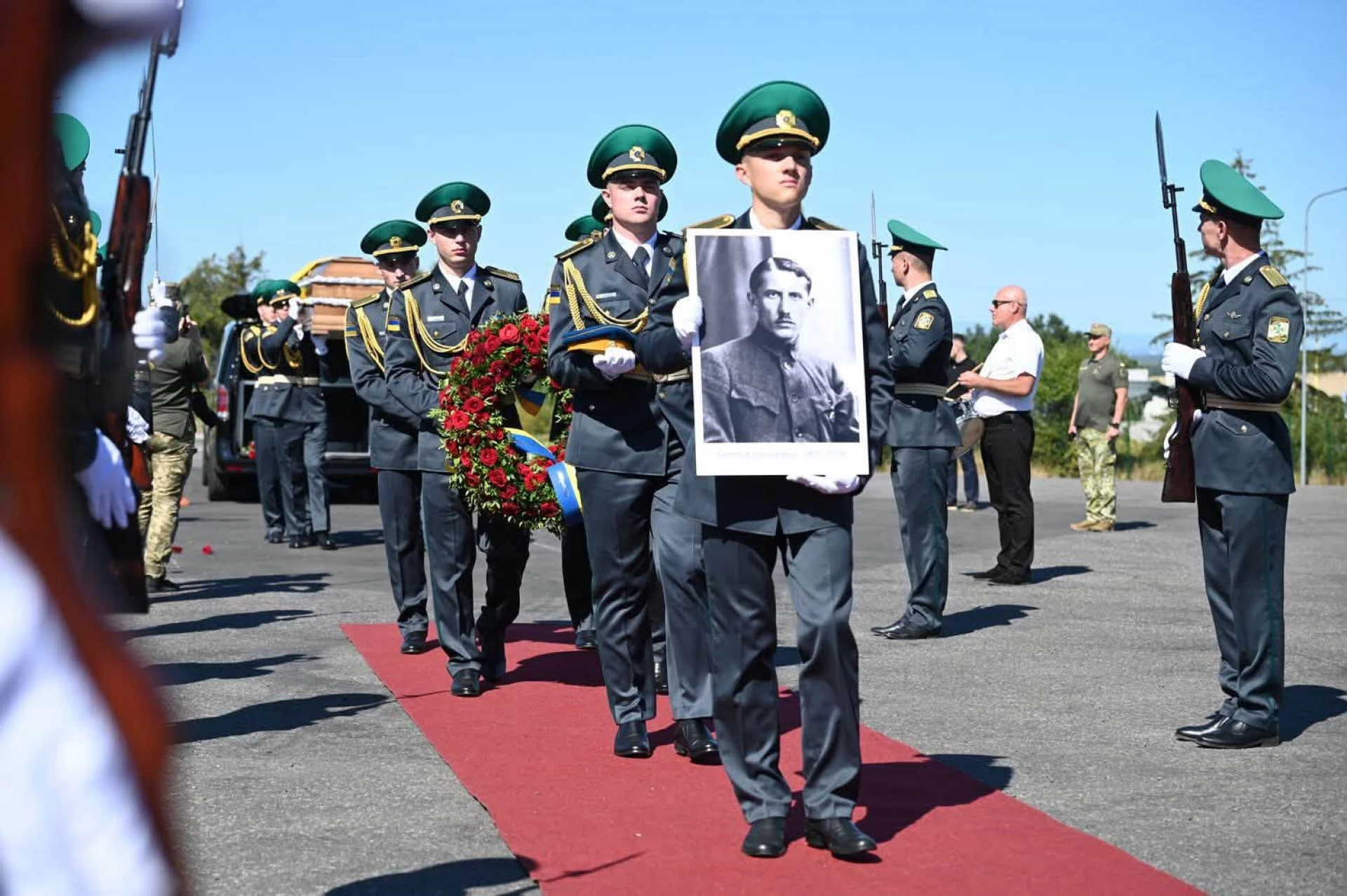 Прах Євгена Коновальця привезли до України