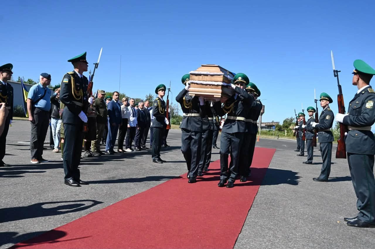 Прах Євгена Коновальця привезли до Києва
